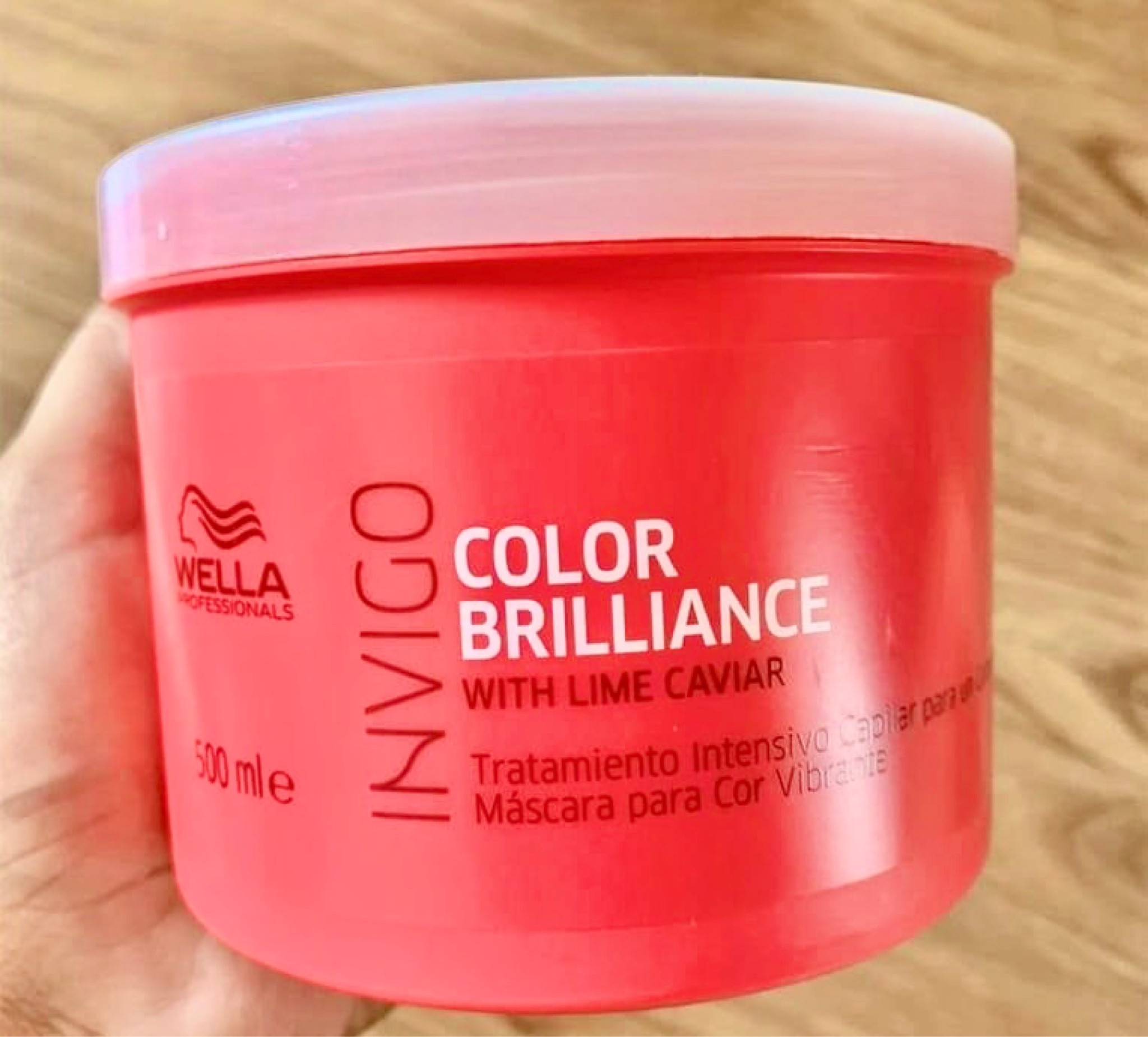 Máscara Invigo Color Brilliance.
Essa máscara promove um tratamento intenso para melhorar a superfície do fio e aumentar o brilho da cor. Contém uma poderosa combinação de ingredientes para manter a vibração da cor e proteger o cabelo colorido.
Maravilhosa!!! 

#LTKbeauty #LTKbrasil #LTKSale