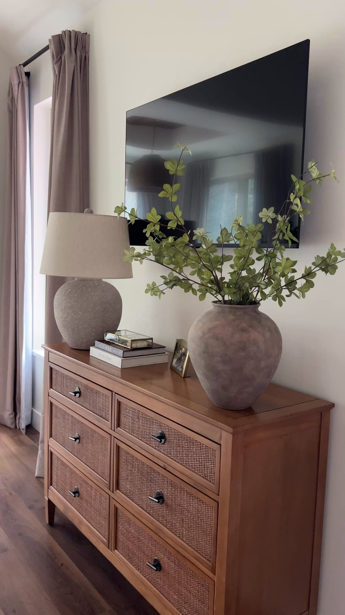 Master bedroom dresser styling inspo!

Master bedroom
Bedroom decor
Modern bedroom
Dresser decor
Bedroom layout
Bedroom inspo
