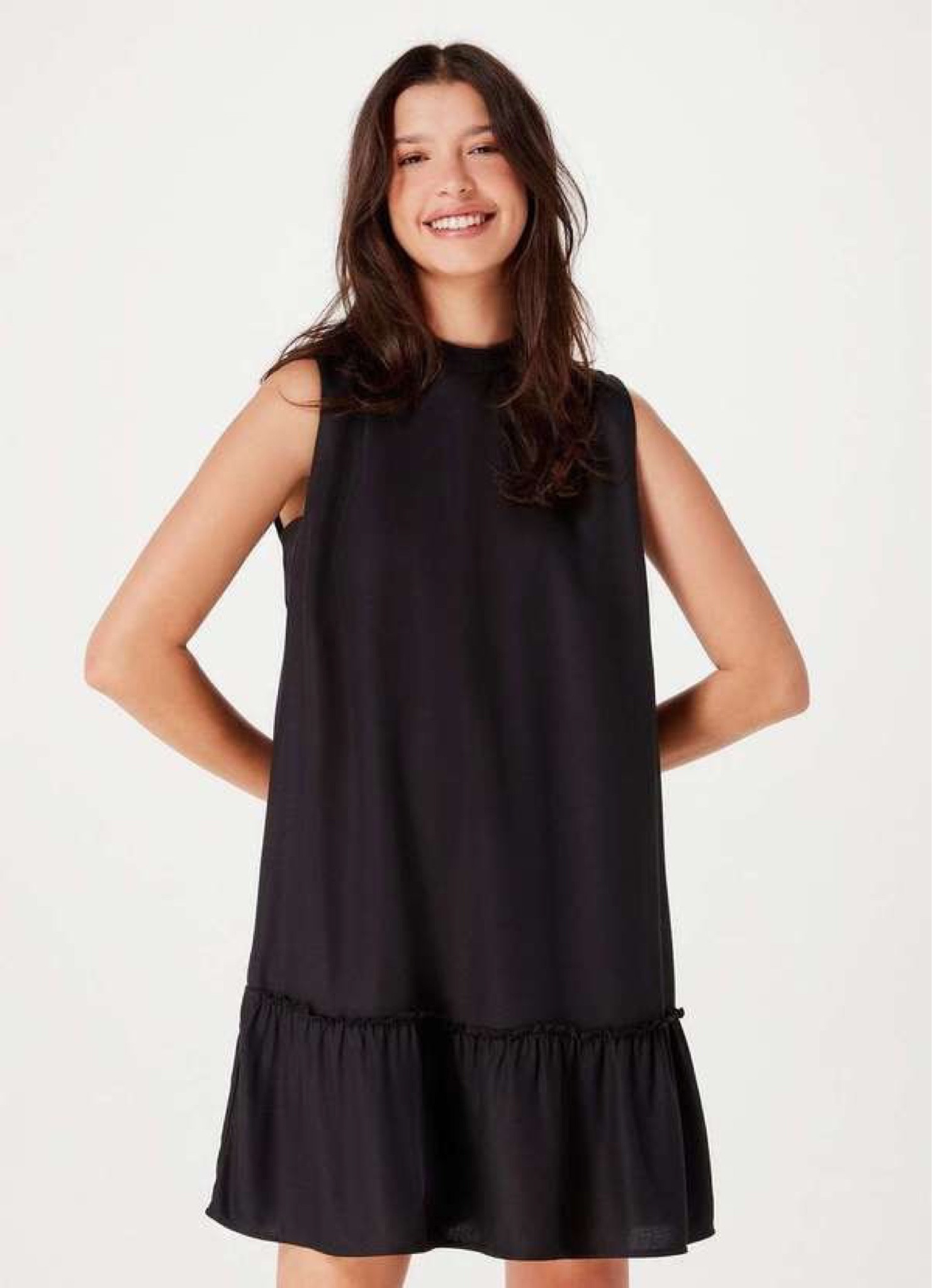 Hering - Vestido Curto Com Franzidos Confeccionado em tecido plano de viscose sarjada, um tecido mais encorpado e estruturado. Possui modelagem solta do corpo, formando um shape evasê que traduz uma modelagem que ao longo do comprimento abre e forma um A, criando um leve volume. Conta com decote redondo com acabamento em ribana. Fechamento costas com fenda e botão, cavas baixas com triângulo em ribana na altura do peito e fechamento costas com fenda e botão. Conta ainda com recorte sobreposto na saia, formando um frufru que da um toque charmoso e delicado à peça. com um toque de estilo, é uma peça super atemporal que pode ser usada tanto em dias mais quentes, assim como, em dias mais amenos com jaquetas como sobreposição. Aposte e crie looks incríveis!

#LTKSale #LTKbrasil #LTKU