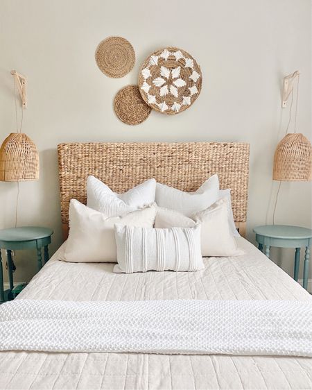 Neutral bedding
Seagrass headboard
White bedding
Guest bedroom