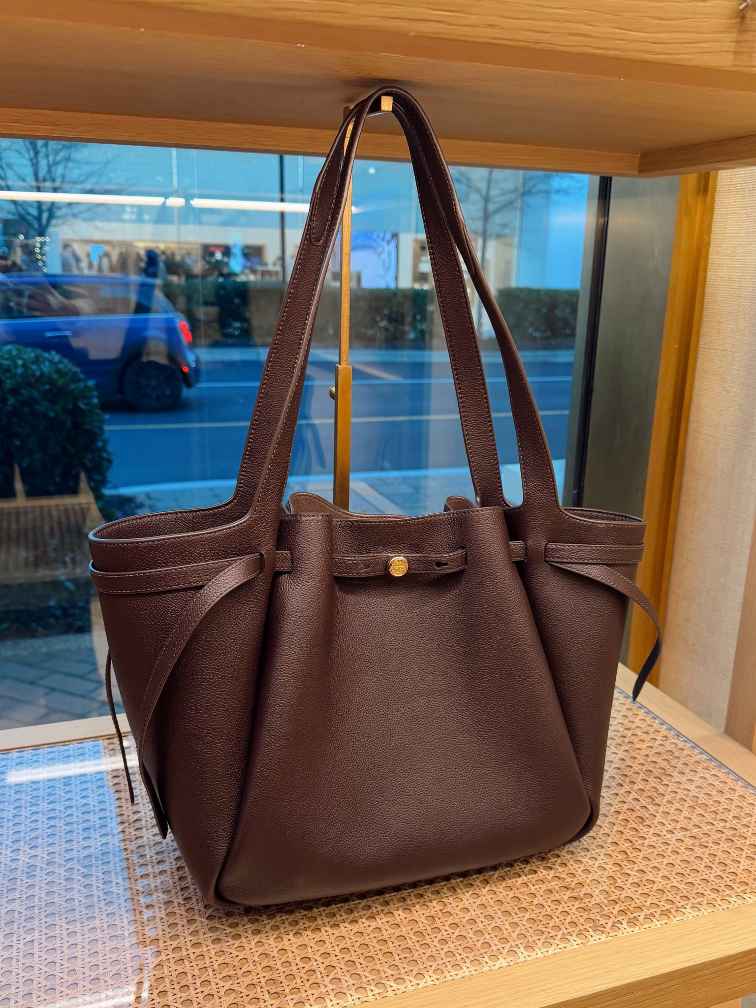 What do we think of the Tory Burch Romy tote?! I think she is beautiful 😍