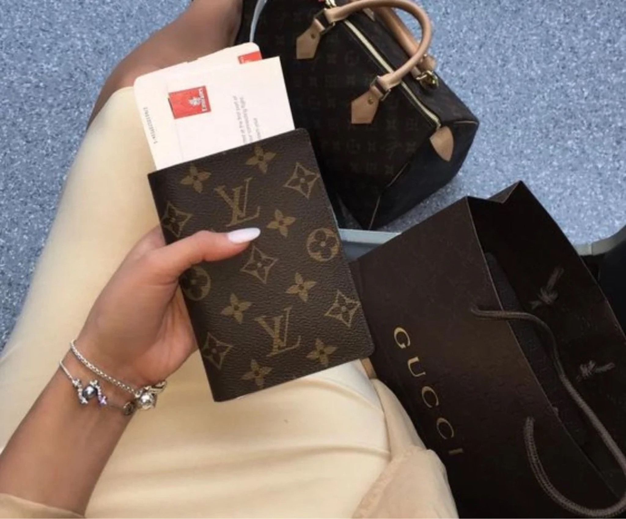 Louis vuitton passport cover #dhgate #designerdupes 