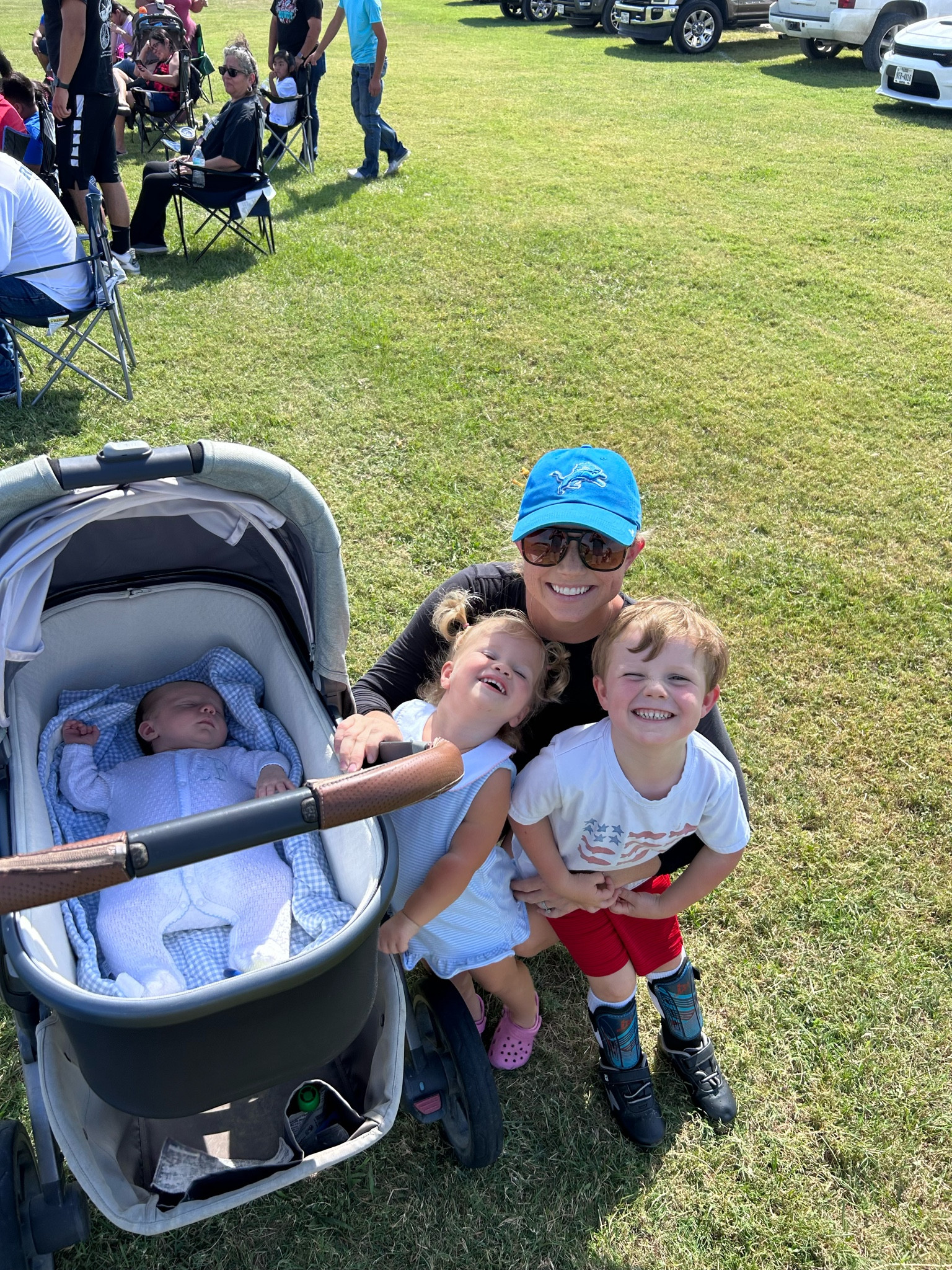 One month postpartum and here’s what I’ve been wearing! Cliff notes: either workout clothes or a dress, there’s no in between, pants ain’t happenin! I did order some jeans I’m excited about but we’re not there yet. Loving Aerie pieces for easy, comfy loungewear. 

#postpartum #momclothes #momof3 #postpartumclothes #postpartumfashion

#LTKFamily #LTKBaby #LTKBump