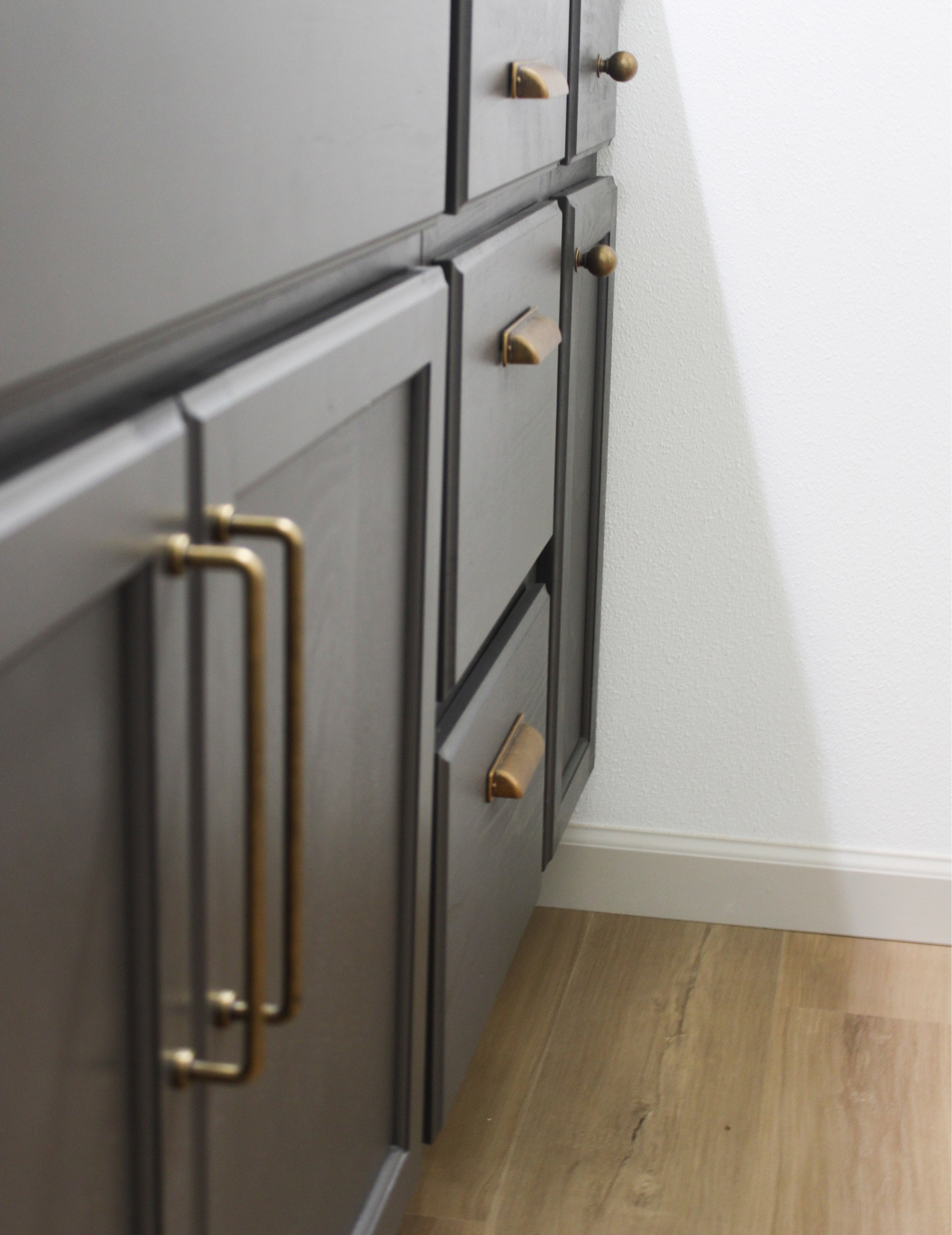 Budget friendly cabinet hardware that looks and feels high end 

Tip: mix and match for a customized look!

Antique Brass Knobs and Pulls

#LTKhome #LTKCyberWeek #LTKstyletip