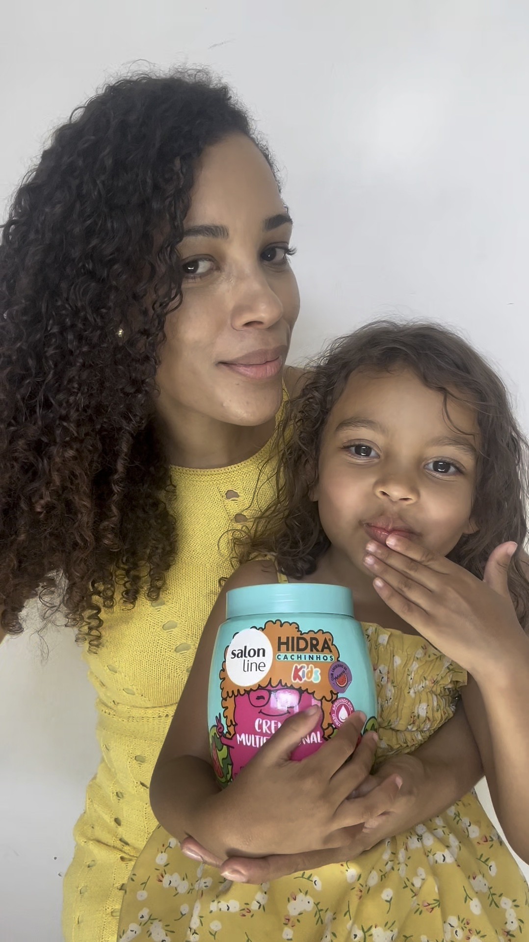 Hidra cachimbos kids da @salonlinebrasil ❤️😍 

Esse é um creme multifuncional 3 em 1. Pois age como condicionador, tratamento e creme para pentear. 

Este possui um aroma de melancia delicioso. Sua composição também conta com manteiga de Karine e óleo de coco. 

Cabelos macios e super definidos do jeito que a gente gosta. 

#cabelocacheado #salonlinebrasil #migslovers #voltaredonda #barradopirai #pirai #cabelolindo #barramansa #autocuidadofemenino #salonlinekids #talmaetalfilha #cabeloslongos #cabelosaudável #cabeloscacheados #cabeloscrespos #cabelodecriança

#LTKbeleza #LTKbrasil