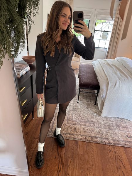 Love a good blazer dress on sale! Wearing a size XS. // AF, Abercrombie, Abercrombie cyber deals, Abercrombie Black Friday, Abercrombie winter outfits