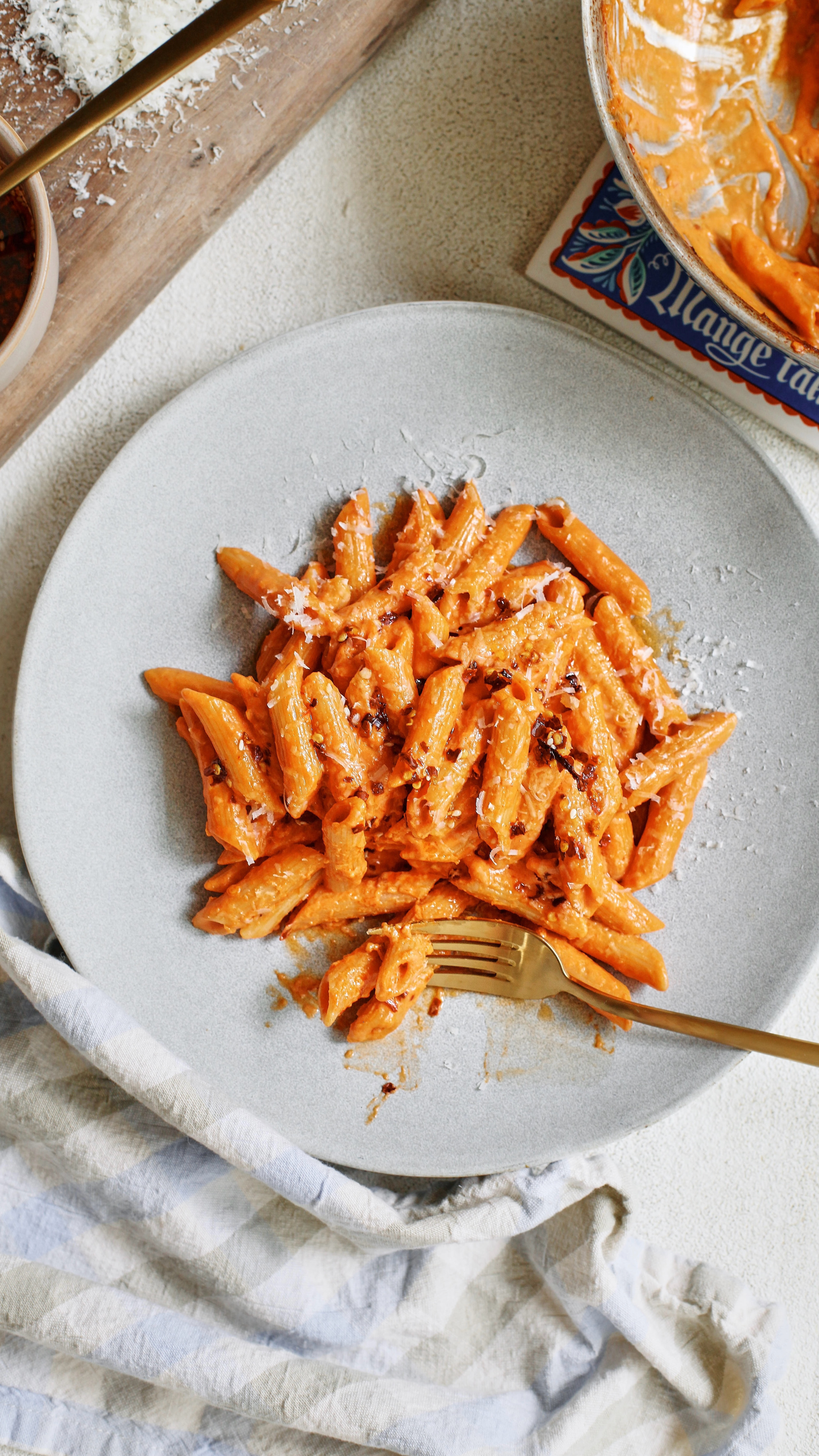 CHILI OIL PENNE ALLA VODKA 🌶️🍅 
This vodka pasta is seriously restaurant-level good, and it comes together in just 30 minutes with a handful of ingredients you probably already have in the kitchen.

Full recipe is up on the blog if you want to print it out: https://britacooks.com/chili-oil-penne-alla-vodka/
