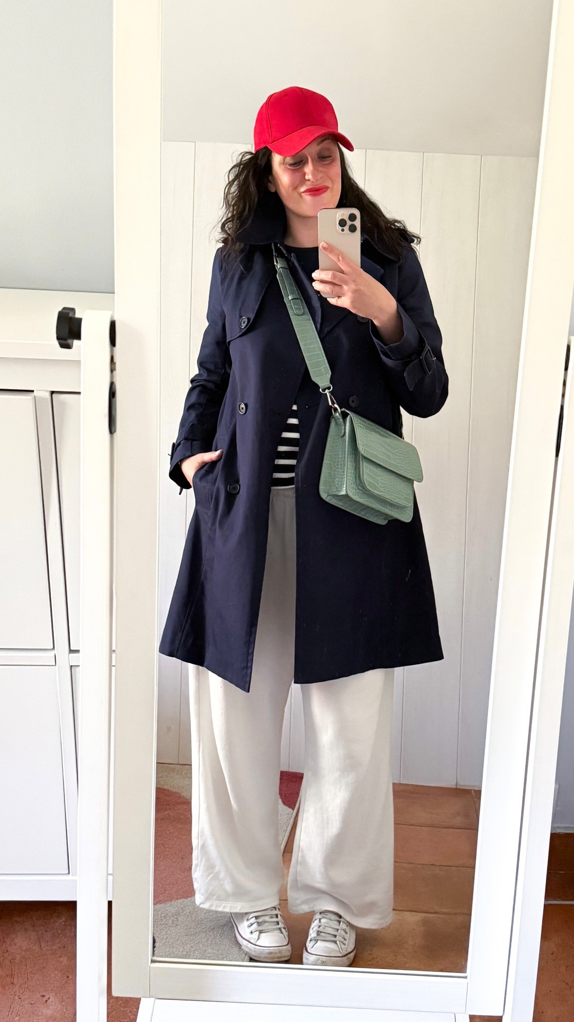 • Trench bleu marine "Catherine" #comptoirdescotonniers (similaire, en lien)
• Casquette en coton rouge #draegerparis (similaire, en lien)
• Marinière bleu marine #monoprix (en lien) 
• Jogging blanc #hm (en lien) 
• #Converse en cuir blanc (en lien)
• Sac "Cayman pocket" vert d'eau #hvisk 
• Baume à lèvres coloré "Poppy red" #labello (en lien) 


#LTKmidsize #LTKfrance #LTKspring