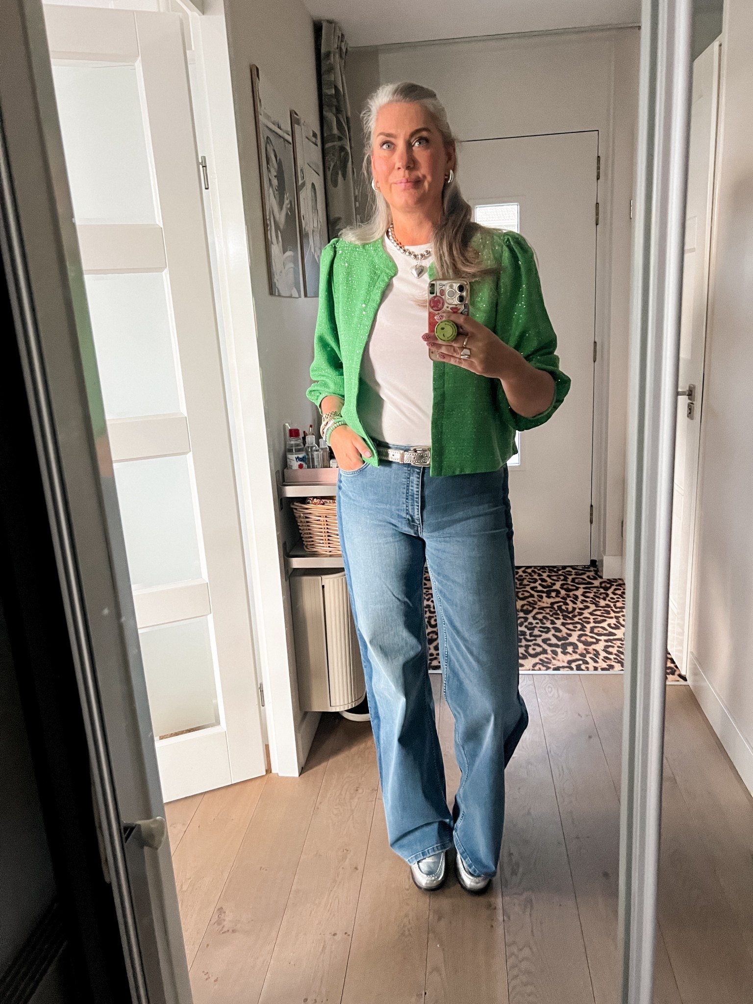 OOTD - Maandag. Groen jasje met pailetten (Norah, 40), basic wit t-shirt, hart ketting, wide leg jeans (Miss Etam Lang, 40), zilveren loafers. 



#LTKworkwear #LTKeurope #LTKnederlands
