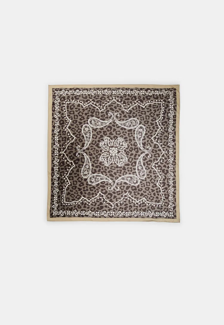 Leopard print scarf - Women's fashion | Stradivarius United Kingdom | Stradivarius (UK)
