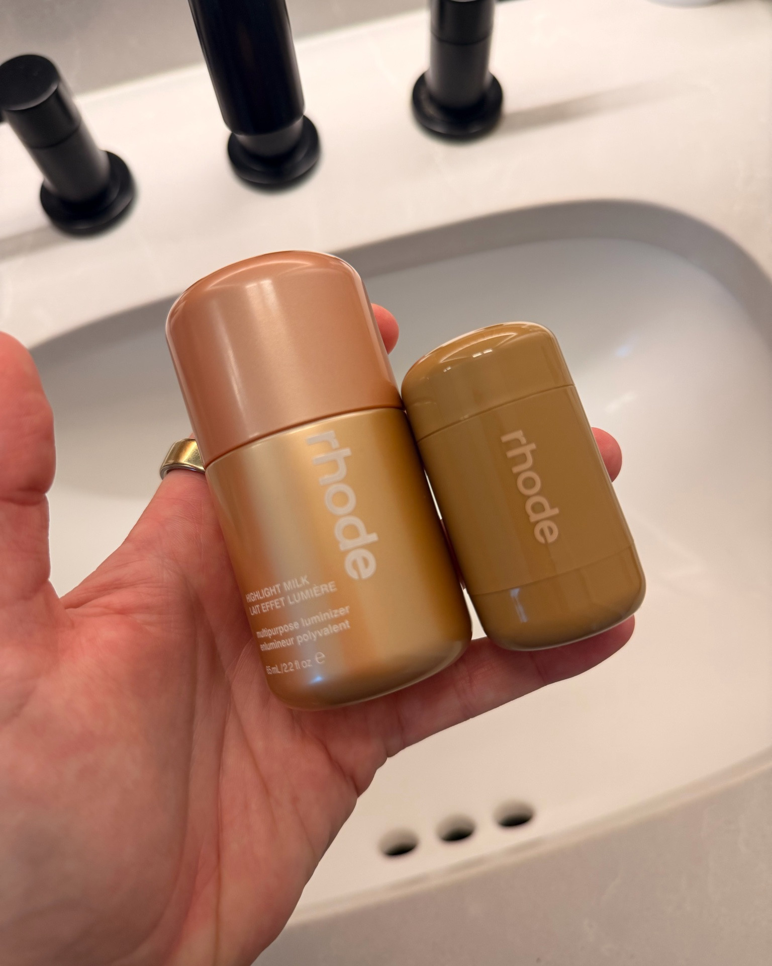 Highlight Milk + Pocket Blush in Tan Line = the prettiest glowy combo.

#rhodebeauty #rhodeskin #pocketblush #everydaymakeup #LTKbeauty

#LTKgrwm #LTKmorningroutine #LTKBeauty