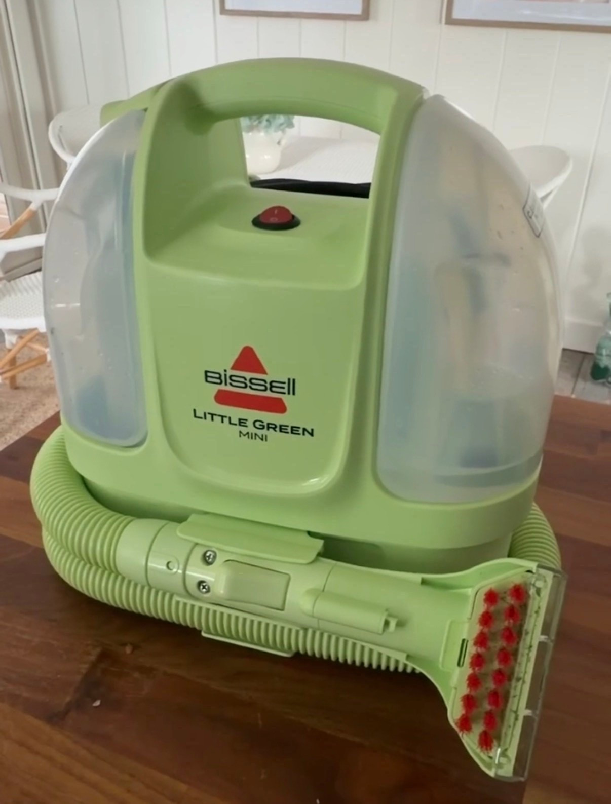 This little cleaner is a must-have for homes with kids, pets, or messy spills. 🤍 The BISSELL Little Green easily tackles carpet stains, upholstery, car seats, and more—keeping everything looking fresh with minimal effort. One of those cleaning tools you’ll reach for again and again!