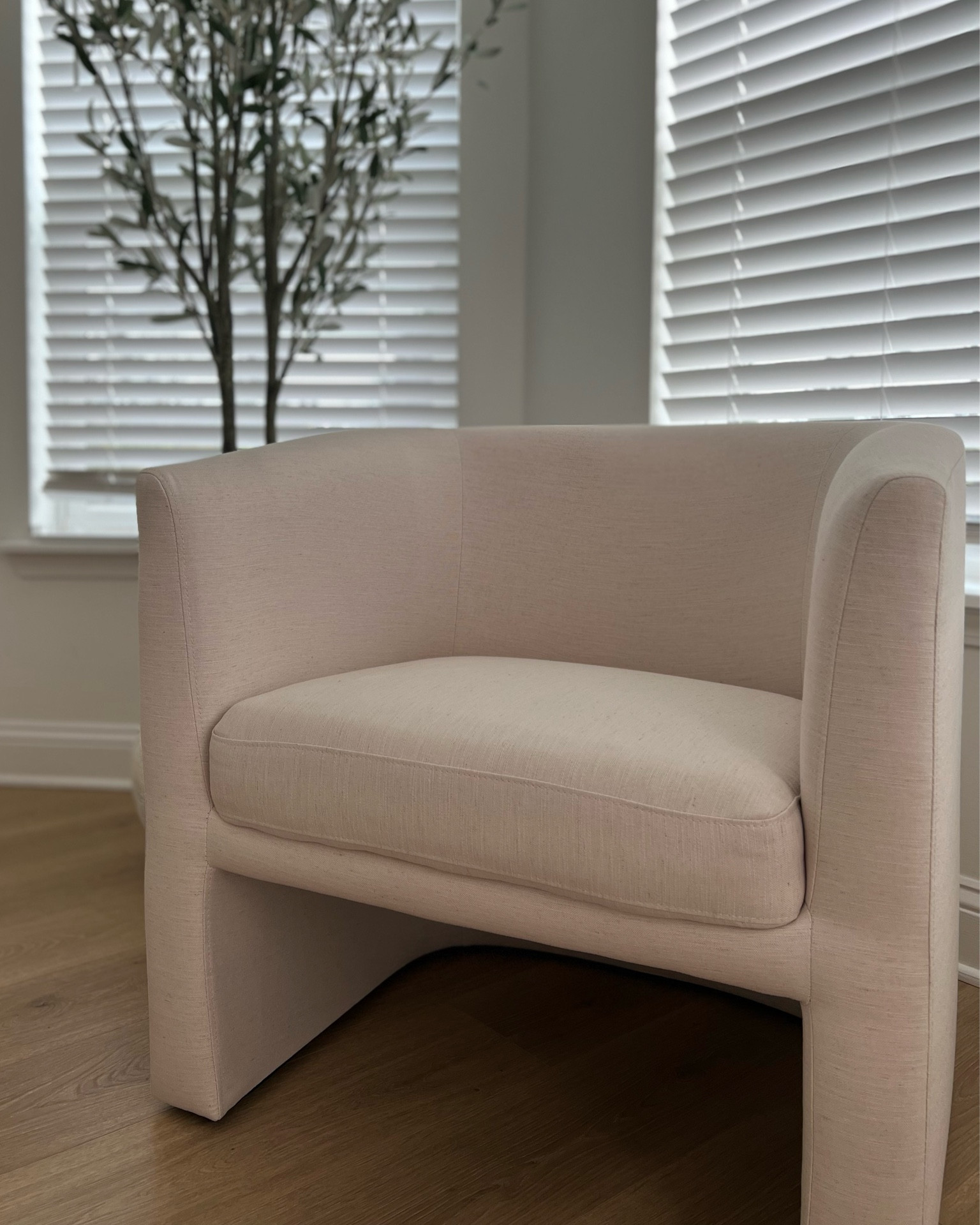 I’ll share a better look at this tmrw but insta links aren’t working so I wanted to save it here for now!! ♥️ I have it in natural linen and it’s beautiful in person + comfy. Win win!