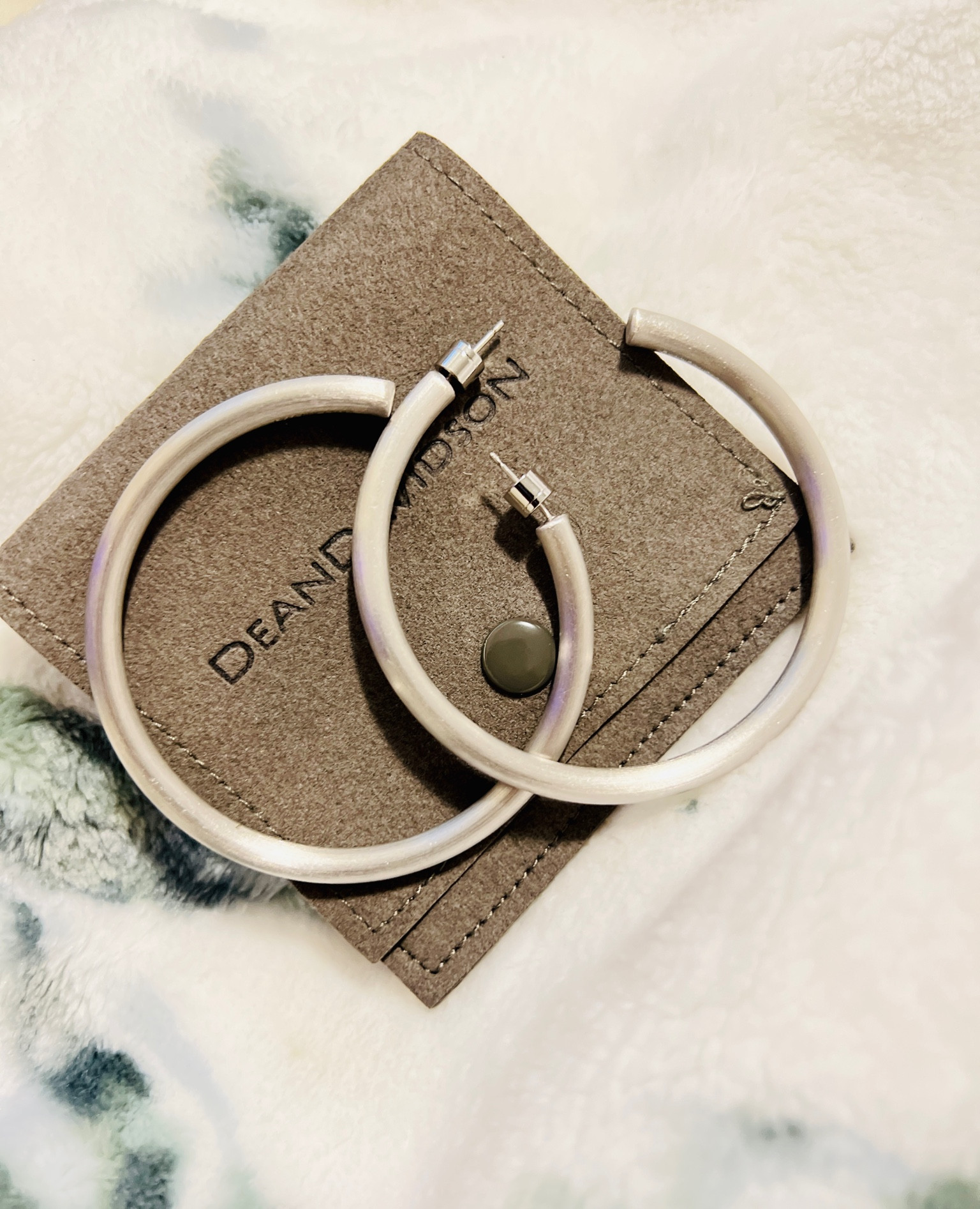 This silver hoop one has my heart at the moment. Such a beautiful piece great for gift 

#LTKHoliday #LTKGiftGuide #LTKbeauty