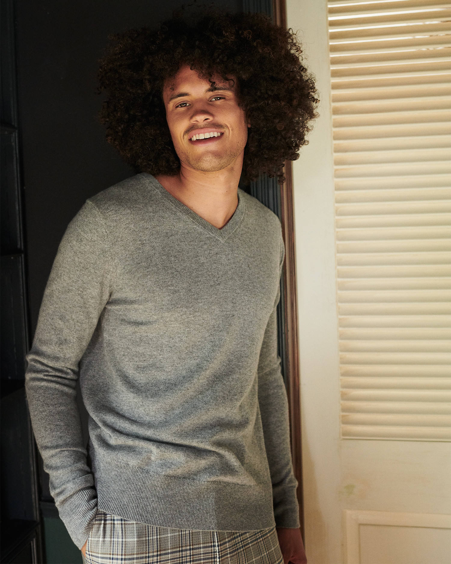 Quince | Men's Mongolian Spring Cashmere V-Neck Sweater in Heather Grey, Size Medium | Quince