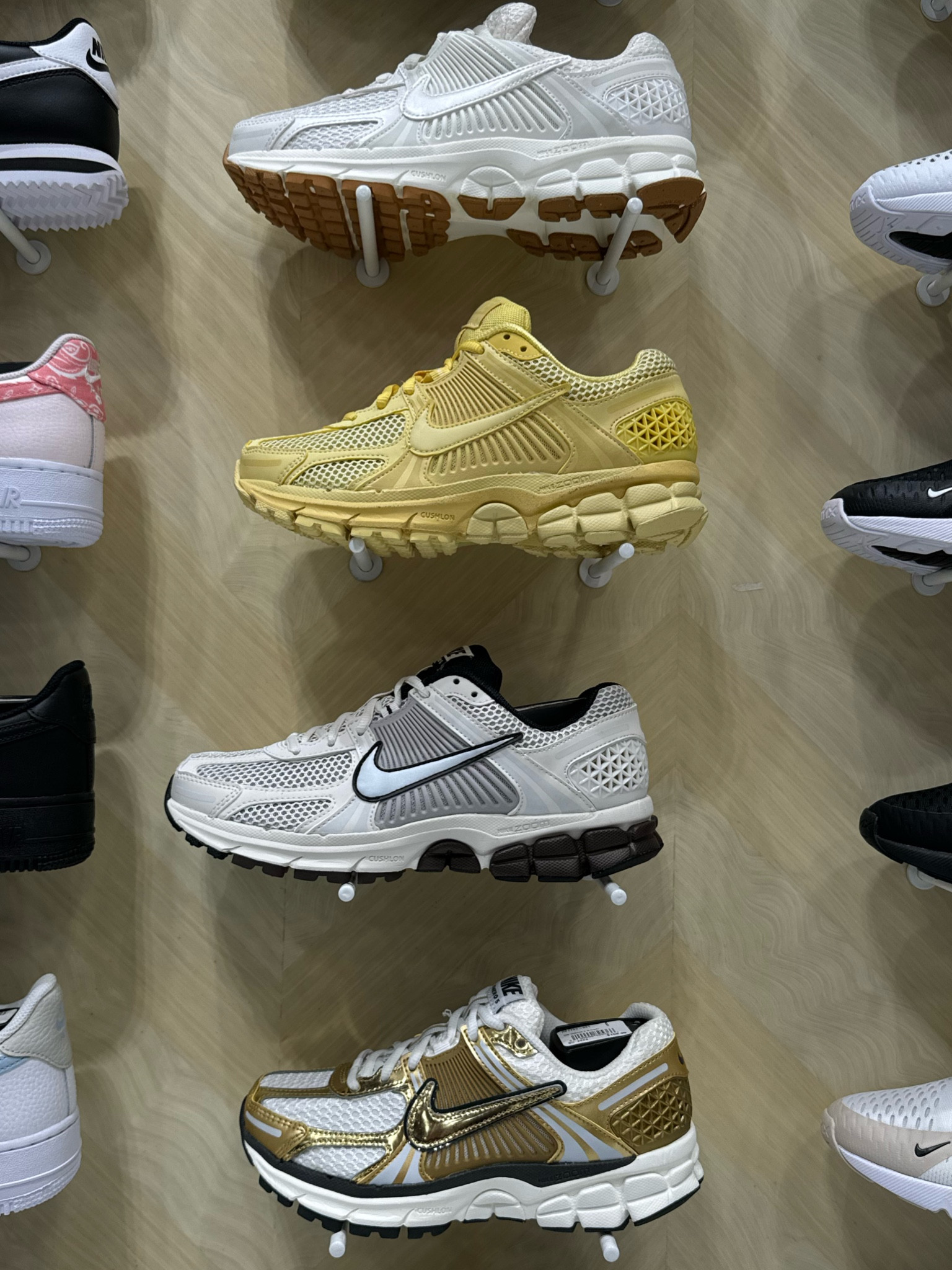 sneaker inspo🍌🤎🤍🫧 so cute!!! Vomero Nike’s 