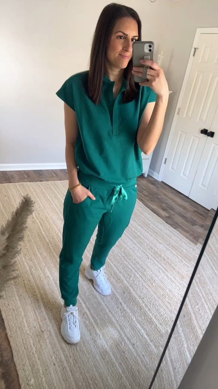 My work PJs are still in stock! As the temps warm up I’m loving the breathable oversized top paired with the joggers. Available in my sizes & multiple other colors!

Wearing Hunter Green
Top: S
Joggers: M
Size references in my bio



#LTKunder50 #LTKworkwear #LTKSeasonal
