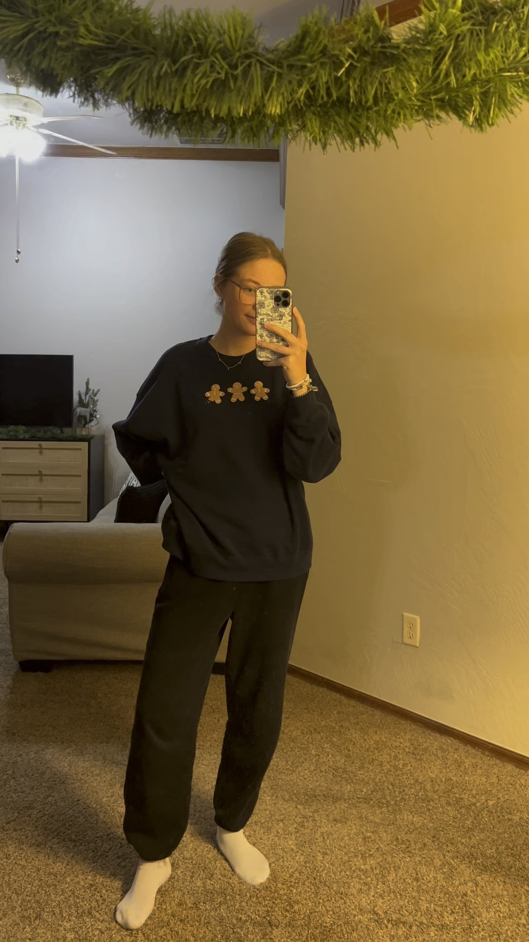 The cutest gingerbread sweatshirt & softest sweatpants 🤝🏻 cozy winter days🎄

#cozysweatshirt #cozyfits #ltk #ltkcreator #holidayoutfitinspo #sweatsthatsweat #cozysweats

#LTKGiftGuide #LTKHoliday #LTKSeasonal