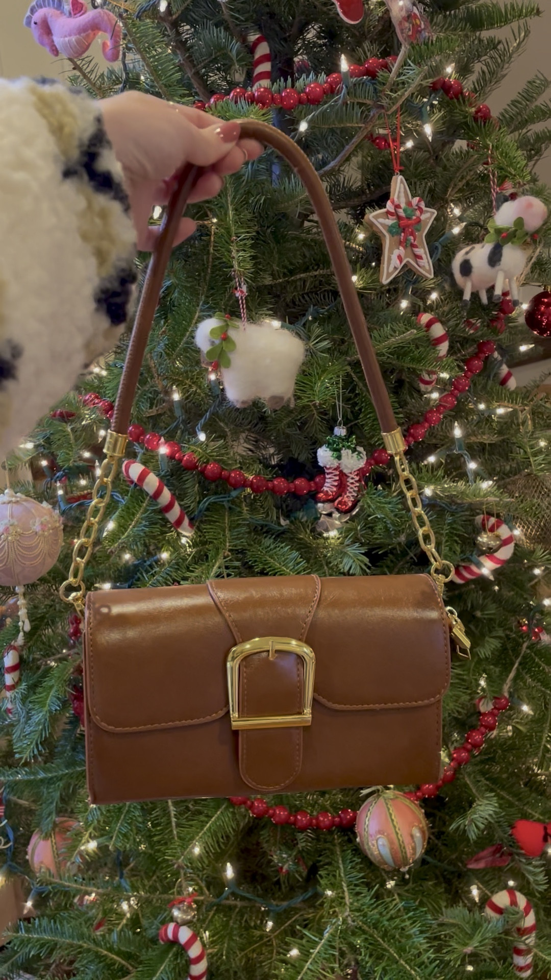 How is this brown shoulder bag only $20?? It's so cute and I love the gold chain handle - this is gonna be a staple for me for a long time! 🤍

#LTKItBag #LTKHoliday #LTKGiftGuide
