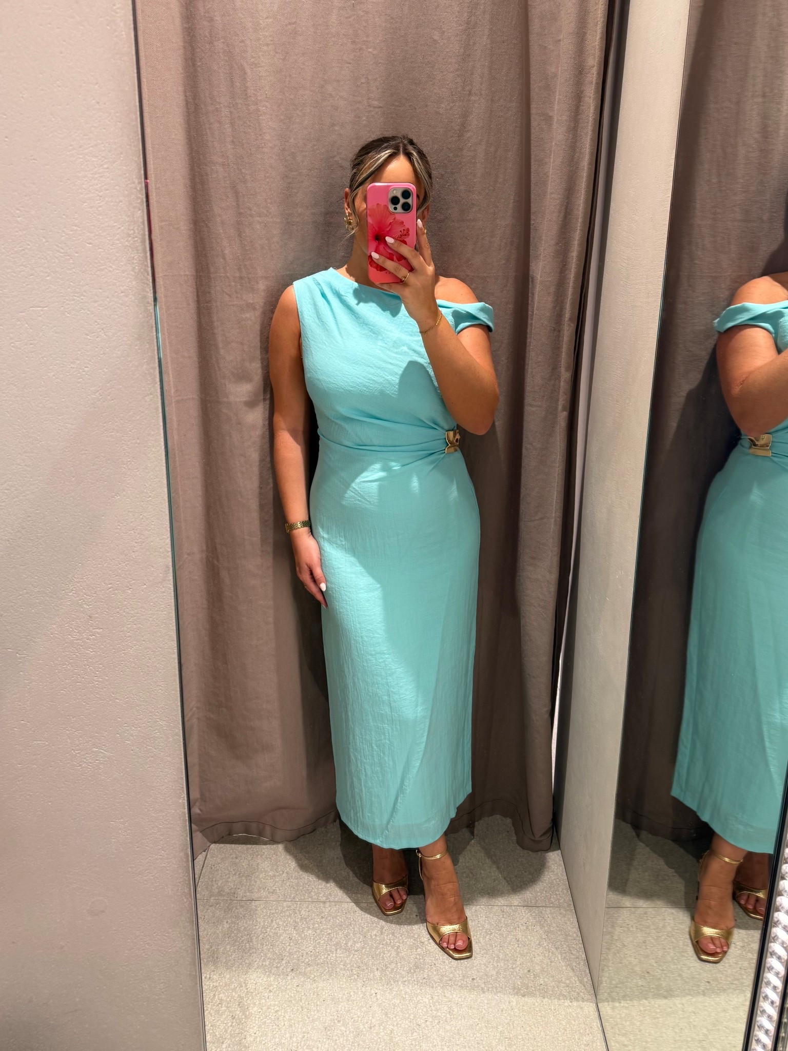 I tried on the most beautiful dress in ZARA today!! The colour is even nicer in person! 

This is a size medium and it was snug so I’d say it comes up small! I could have gone for a large 🫣 and I’m a UK SIZE 10, 5ft4

Summer dress, occasion wear, wedding guest dress, summer wedding, holiday outfit, holiday dress, blue dress

#LTKsummer #LTKwedding #LTKuk