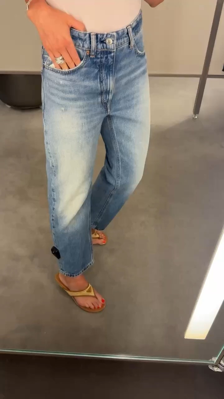 The best jeans, you’ll be obsessed with these!

Jeans Size: 24
Tank top size: XS
Prada Sandal Size: 39.6