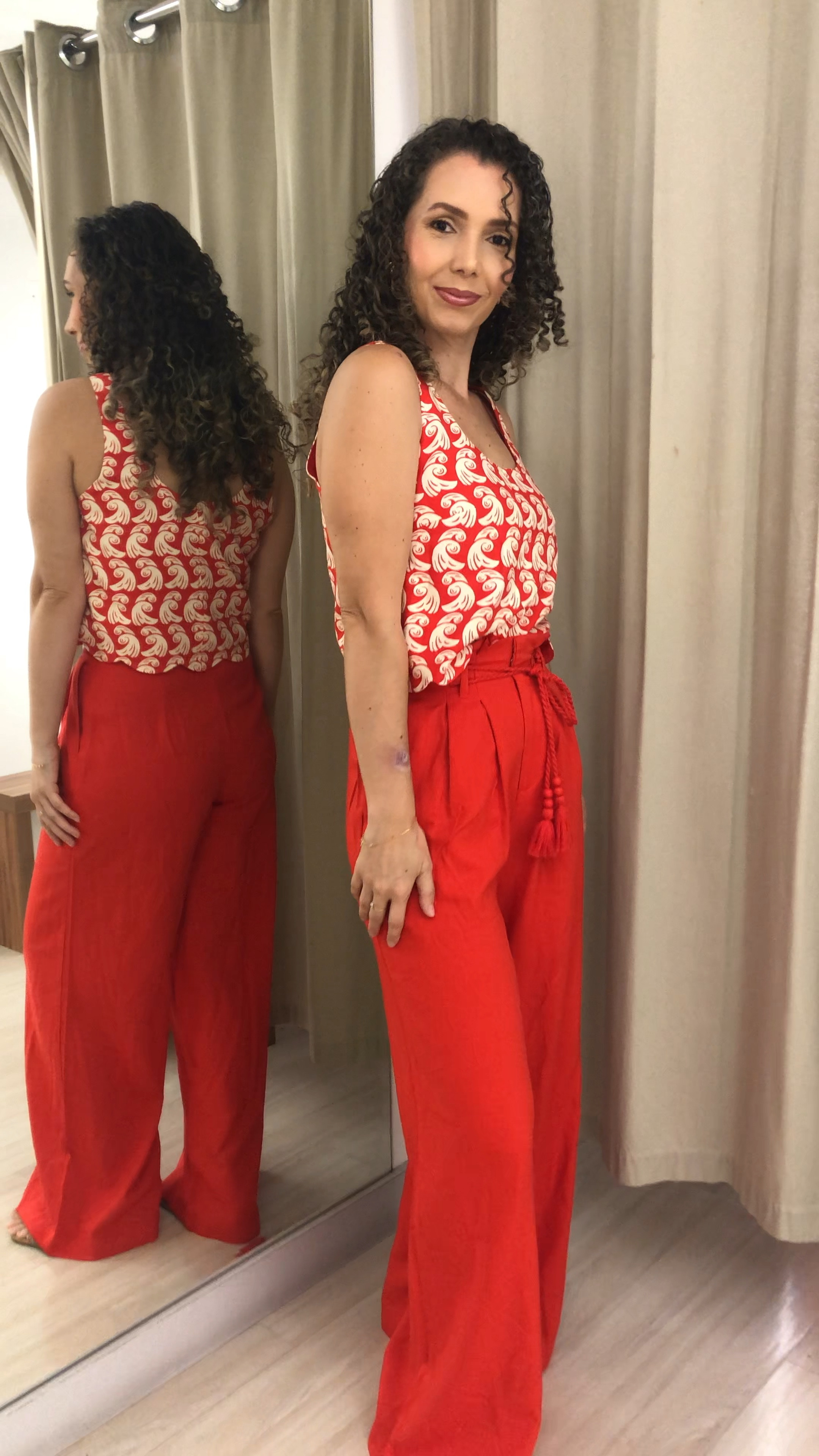 Produção de hoje foi essa blusa sem mangas estampada no vermelho para combinar com a calça em linho vermelha. A calça possui um cordão de tassel como cinto. Look perfeito para confraternizações de final de ano.

#LTKdicadeestilo #LTKlookdetrabalho #LTKbrasil