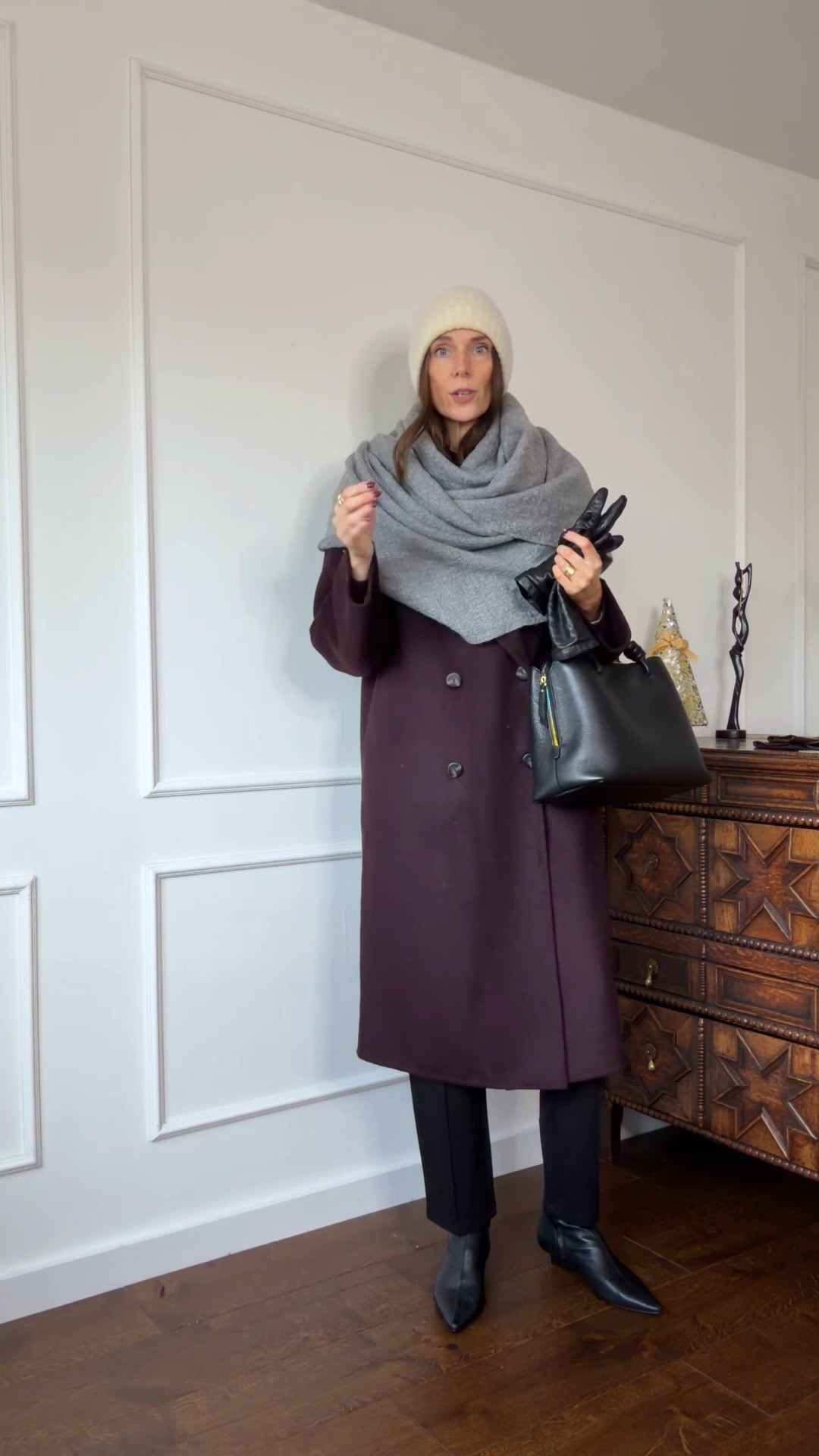 Mastering winter layering. This is how to dress for the commute when you’re going from hot to cold environments. Layers are key!

Heat tech, cashmere jumper, black tailored trousers, black ankle boots, burgundy wool coat, other 40’s style 

#LTKSaleAlert #LTKCyberWeek #LTKWorkwear