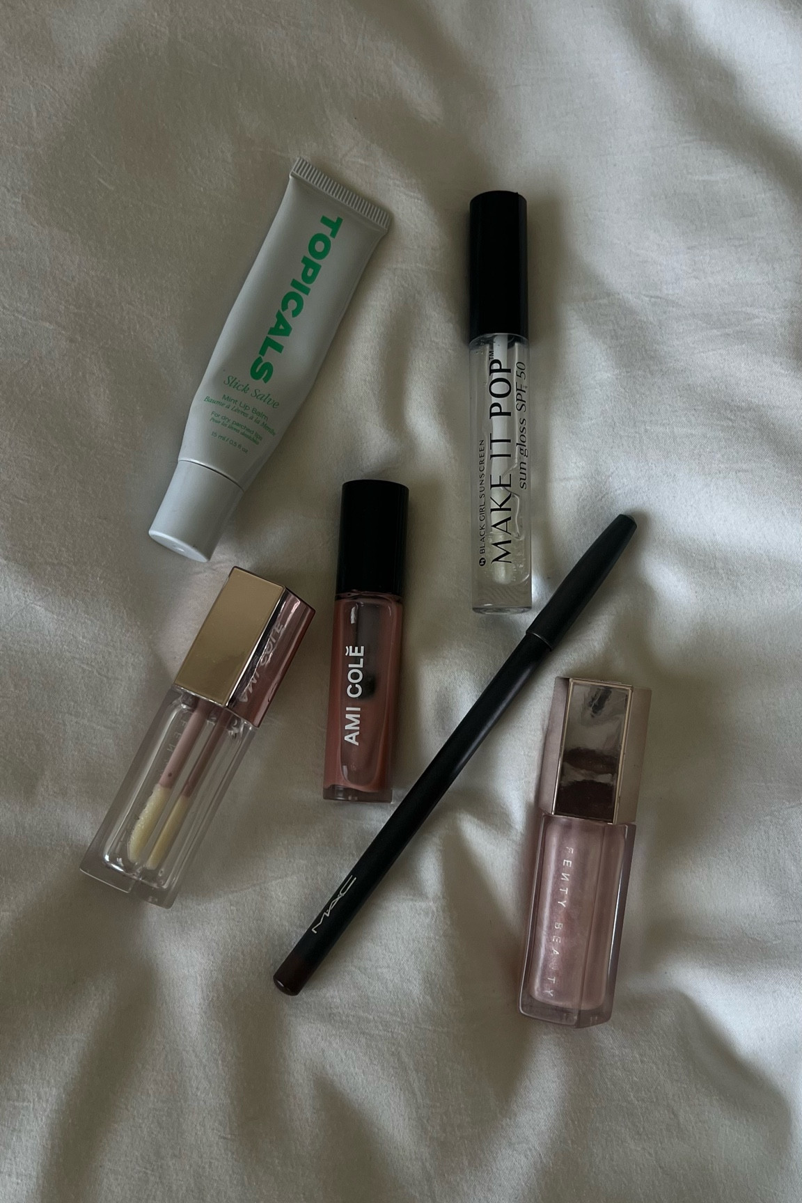 Current favorite lip products 💋

Topicals slick salve
Fenty gloss bomb (sweet mouth + glass slipper)
Ami Colé lip treatment oil (bliss)
Black girl sunscreen sun gloss
MAC liner (chestnut)

#LTKFindsUnder50 #LTKBeauty