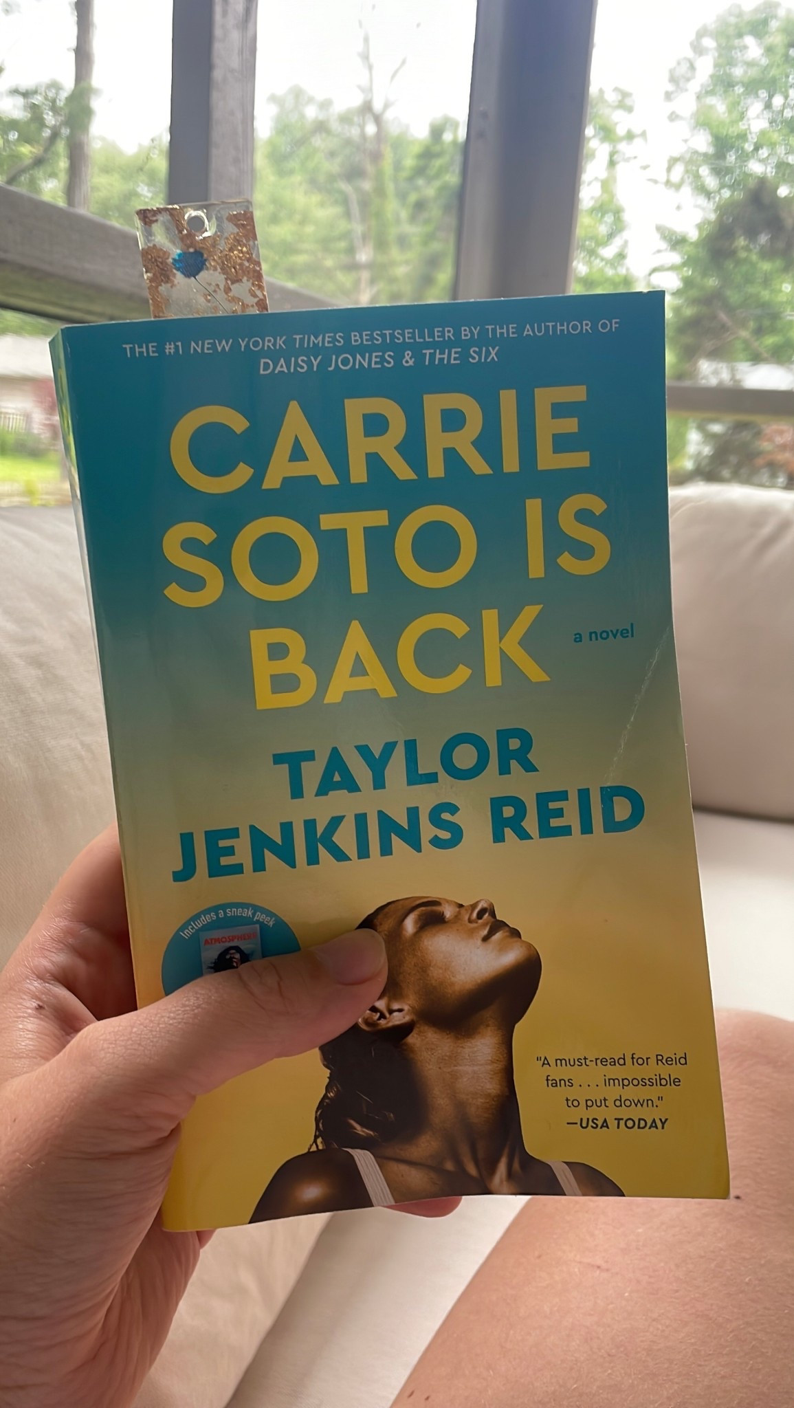 Novels kommen immer mehr auf meine TBR-List. Lange habe ich nur Romance Books gelesen, bin aber sehr froh, dass jetzt auch ein bisschen Abwechslung rein kommt ☺️ 

Ich mag Jenkins Reid Schreibstil, das war auch schon bei „7 Hausbands of Evelyn Hugo” so. „Carrie Soto is back“ geht um Carrie Soto (echt? 😅), eine Tennisspielerin, die eig alles bereits gewonnen hat und aufgehört hat. Aber dann sitzt sie am Rand und schaut zu, wie eine junge Spielerin ihren Rekord angreift - und beschließt wieder zurück zukommen.

Mir hat es sehr gefallen, aber man muss Novels mögen. Es kann sich manchmal länger anfühlen, als es ist. Daher 3.Sterne

#LTKdeutschland