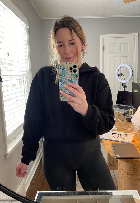 MONDAY 🖤 Ready for a reset after a stressful week last week (house hunting with your spouse ain’t easy) and a sick day yesterday 🤕 Loving this new hoodie and leggings (they snatch in your waist!). I’ve been buying a few new things to simplify and update my wardrobe and this pair will be part of my M-F WFH rotation. 