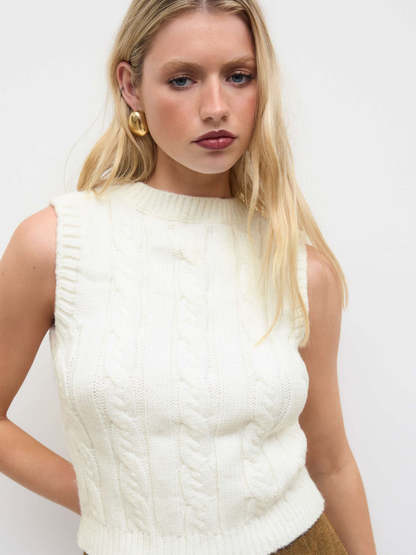 Cable Knit Round Neckline Solid Vest | Cider