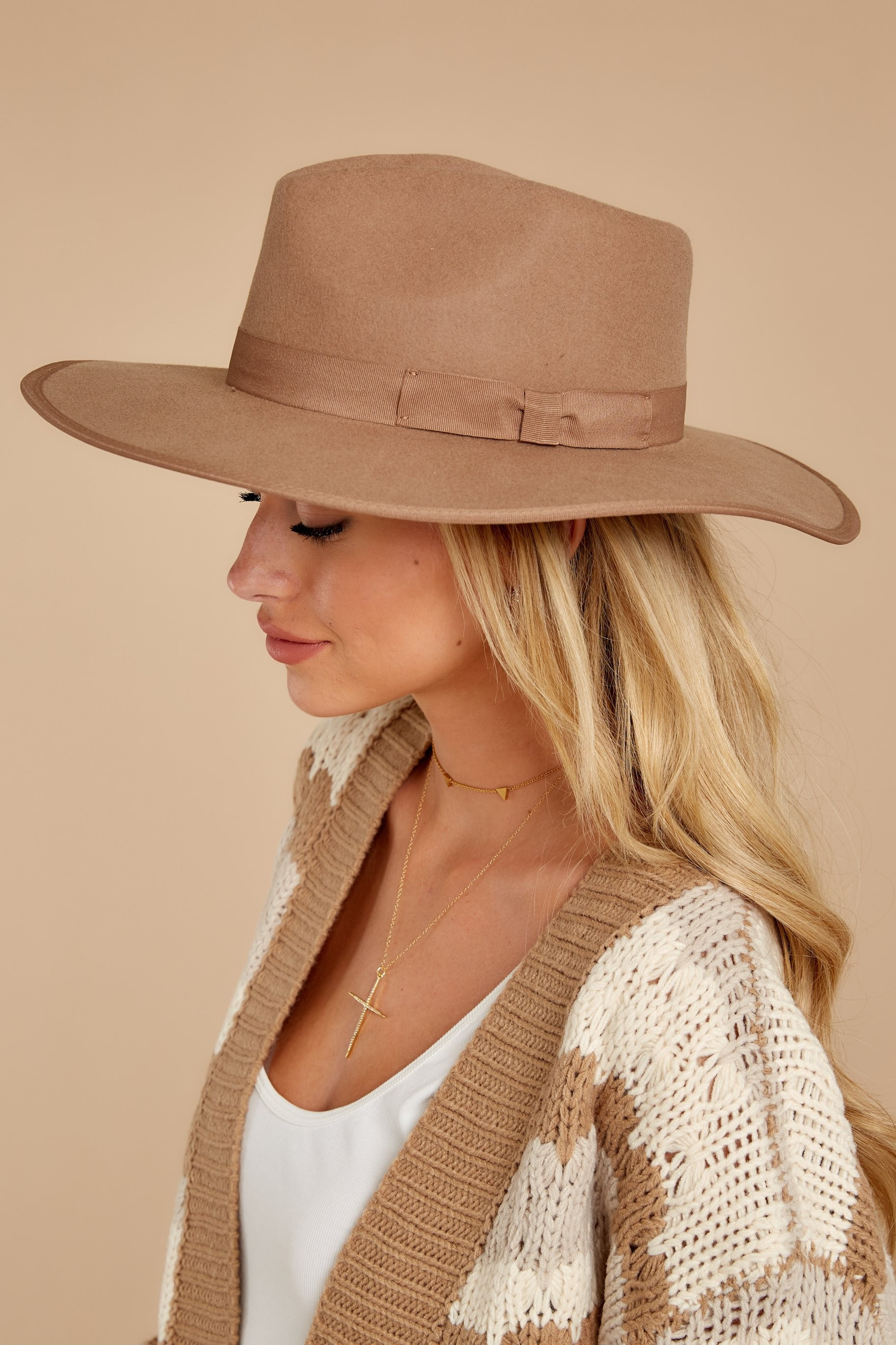Under Cover Pecan Brown Hat | Red Dress 