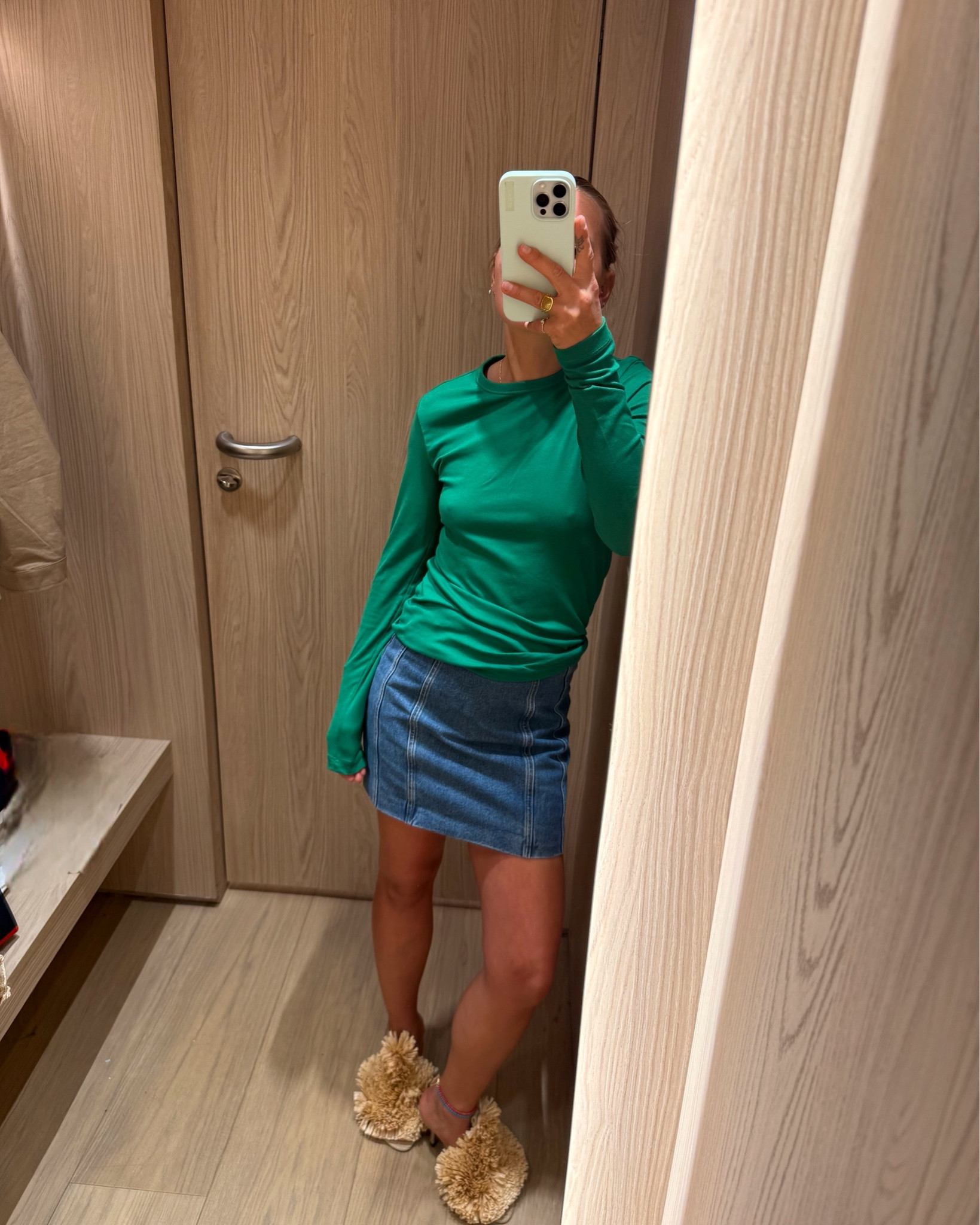 HM #lotd #ootd #skirt #outfitinspiration 

Comment to get the links