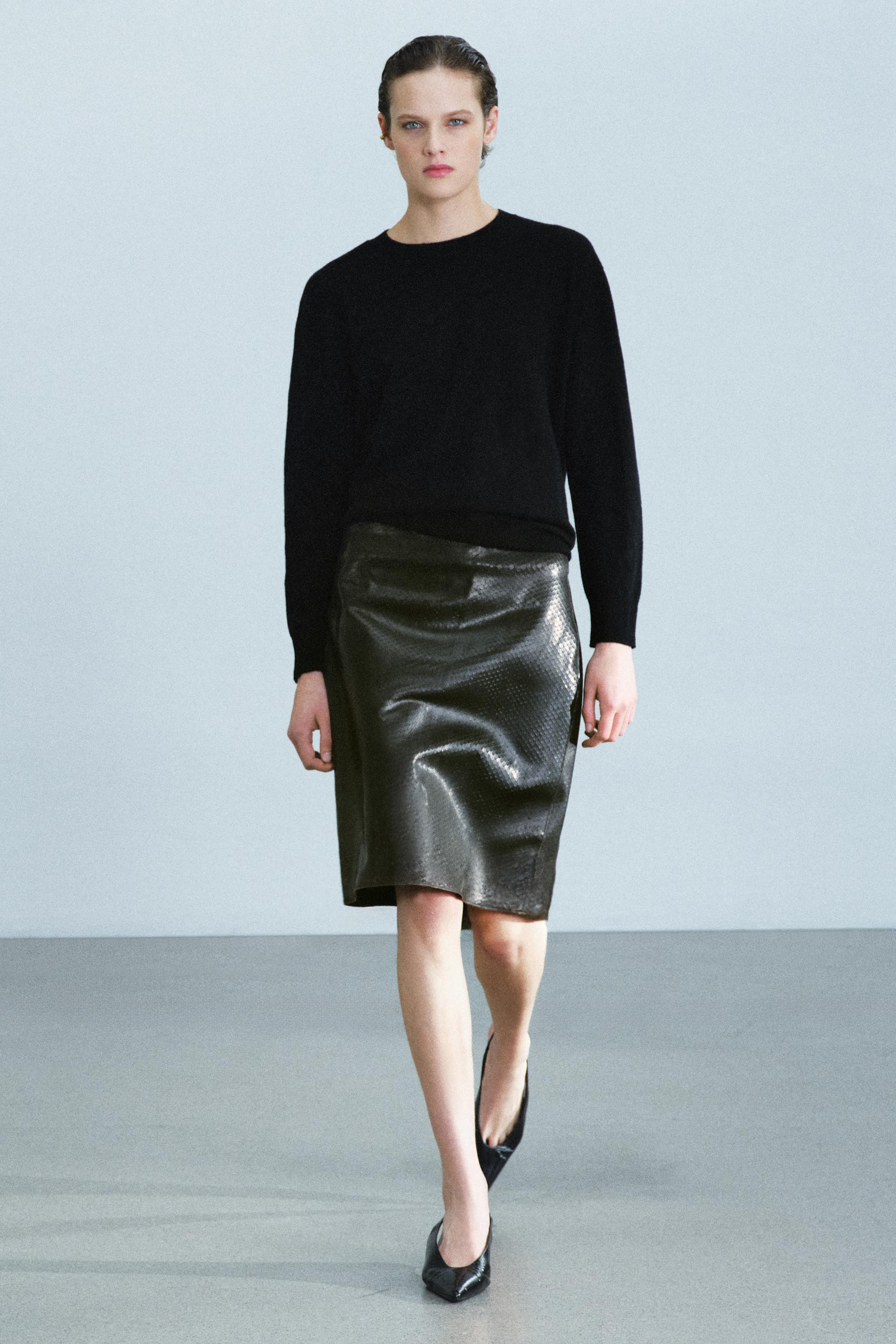 ZARA WOMAN COLLECTION. Kurzer Rock mit hoher Taille aus 100% Leder. Strukturiertes Gewebe. Kontra... | Zara DE
