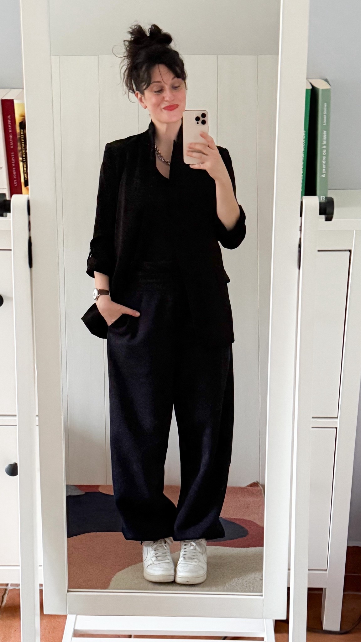 • Blazer #zara (similaire)
• Marcel noir #crzyoga
• Jogging bleu marine #uniqloC
• Baskets montantes #nike
• Collier #hm (similaire)
• Rouge à lèvres #chanel 

#LTKeurope #LTKfrance #LTKwinter