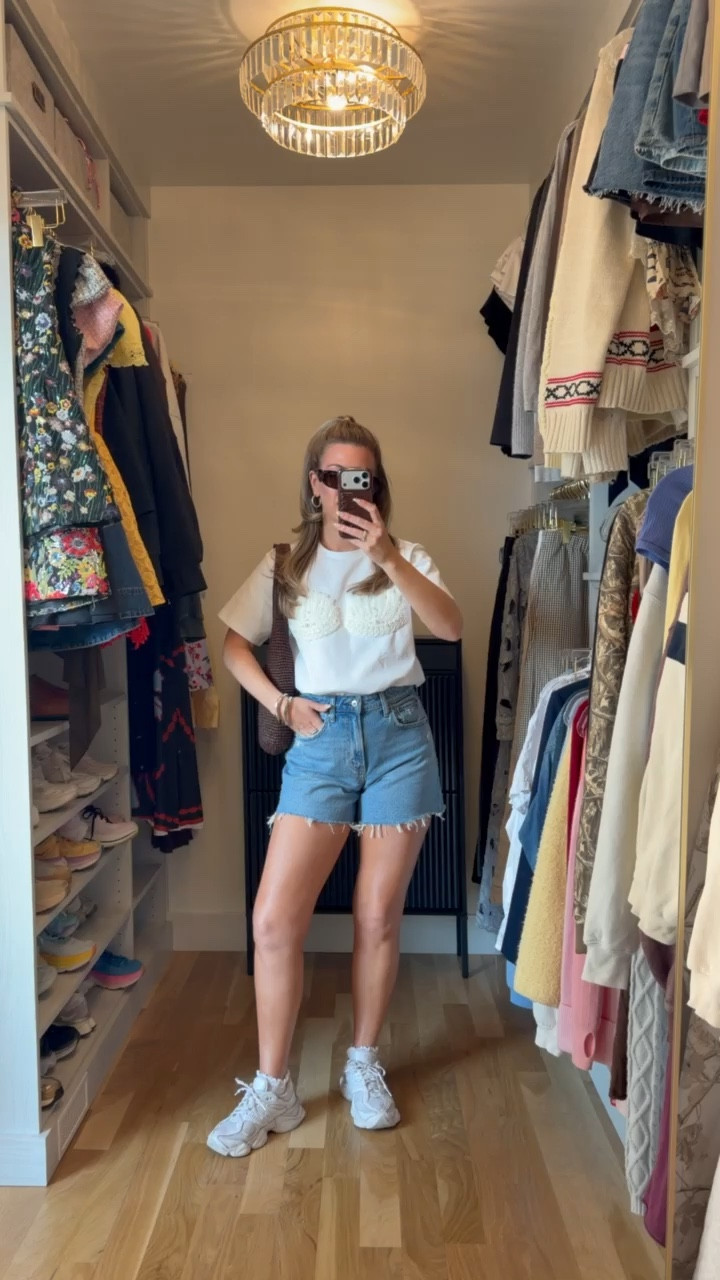 Abercrombie dad cut off shorts styled with seas shell tee for everyday wear 

i sized up to a 27
& did my normal size small in top

divi: emerson15

Casual everyday
Denim shorts
Summer looks
Brunch
Shopping
Sight seeing
Vacation 

#LTKDENIM
#LTKTravel #LTKdayinmylife