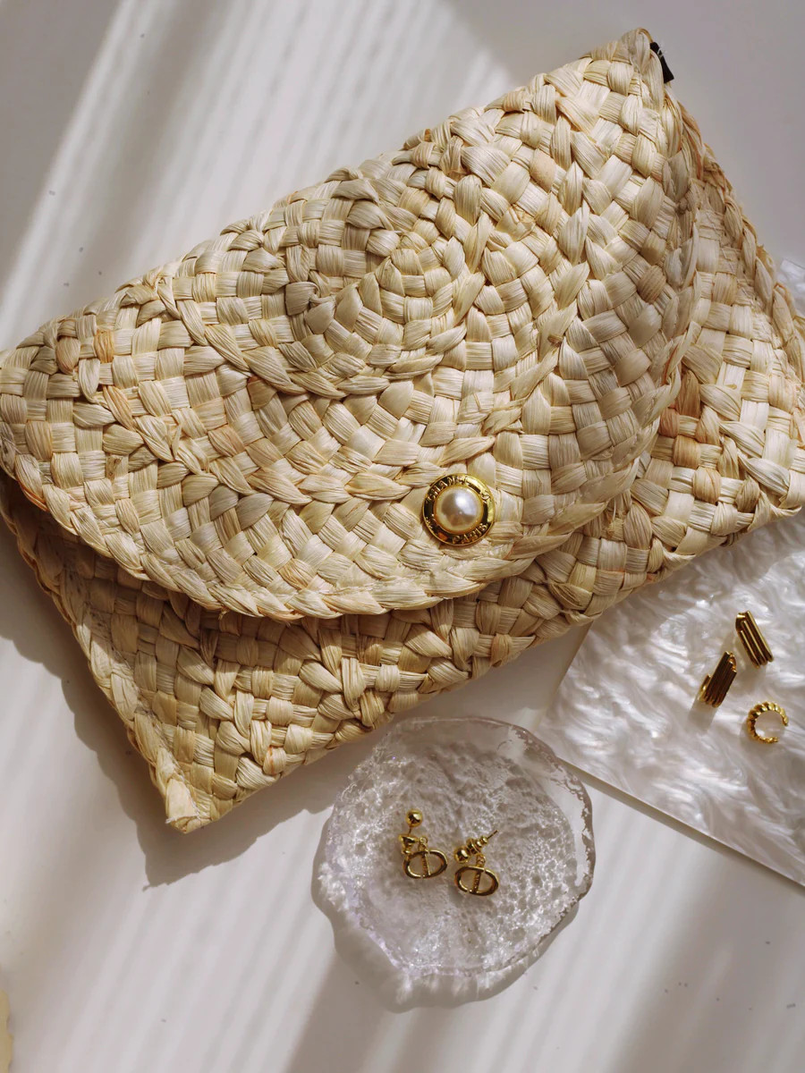 "THE CLUTCH" TAN FOLD-OVER STRAW BAG | raëliv