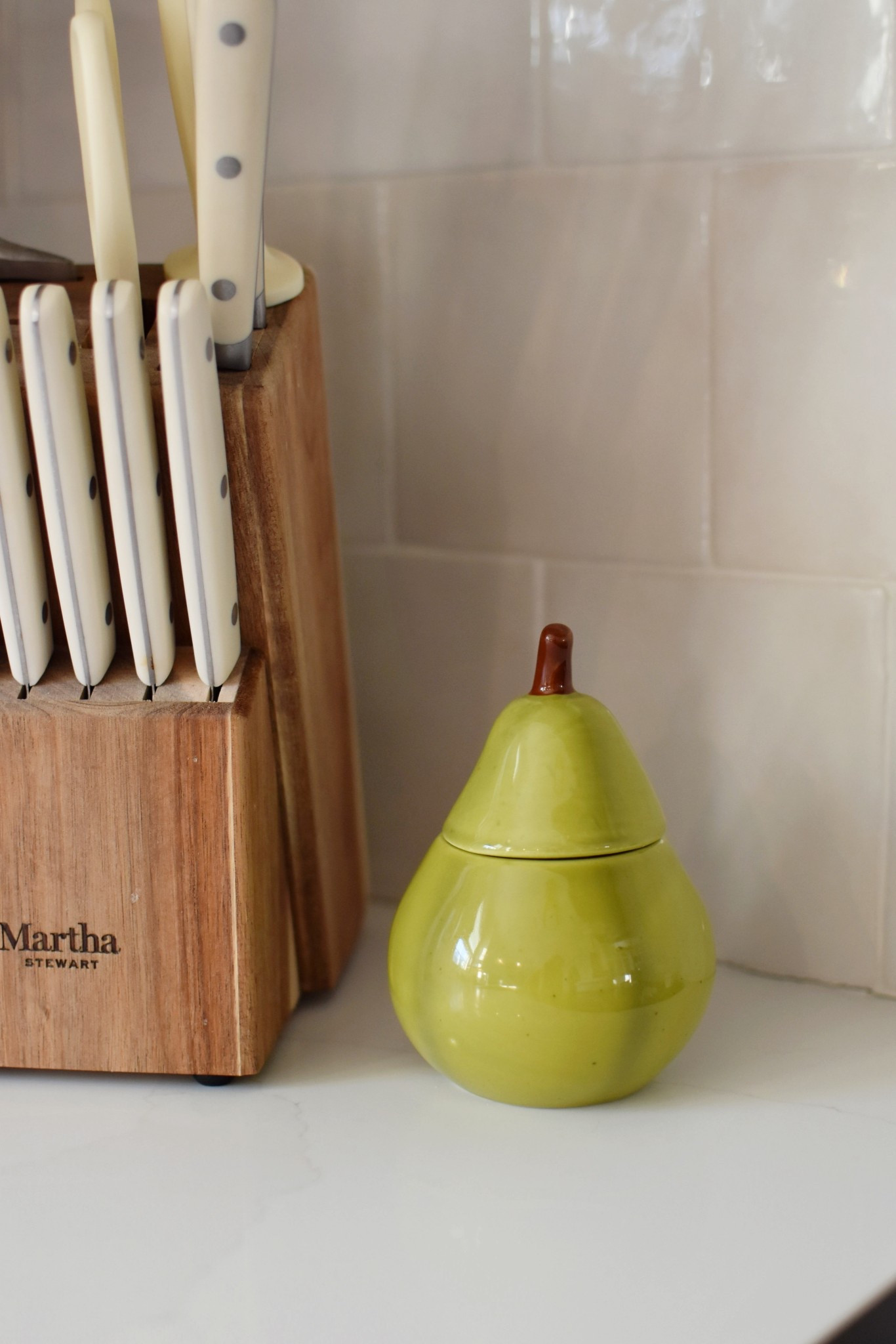 Perfect pop of chartreuse for Spring 🍐 (& it’s a candle!!!)
