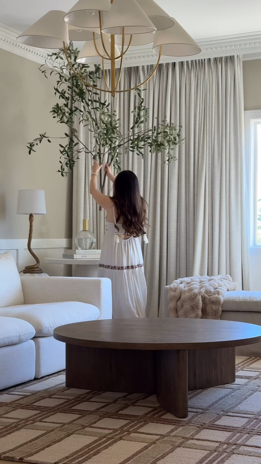 Living room - coffee table, lamp, vase, bench, sofa