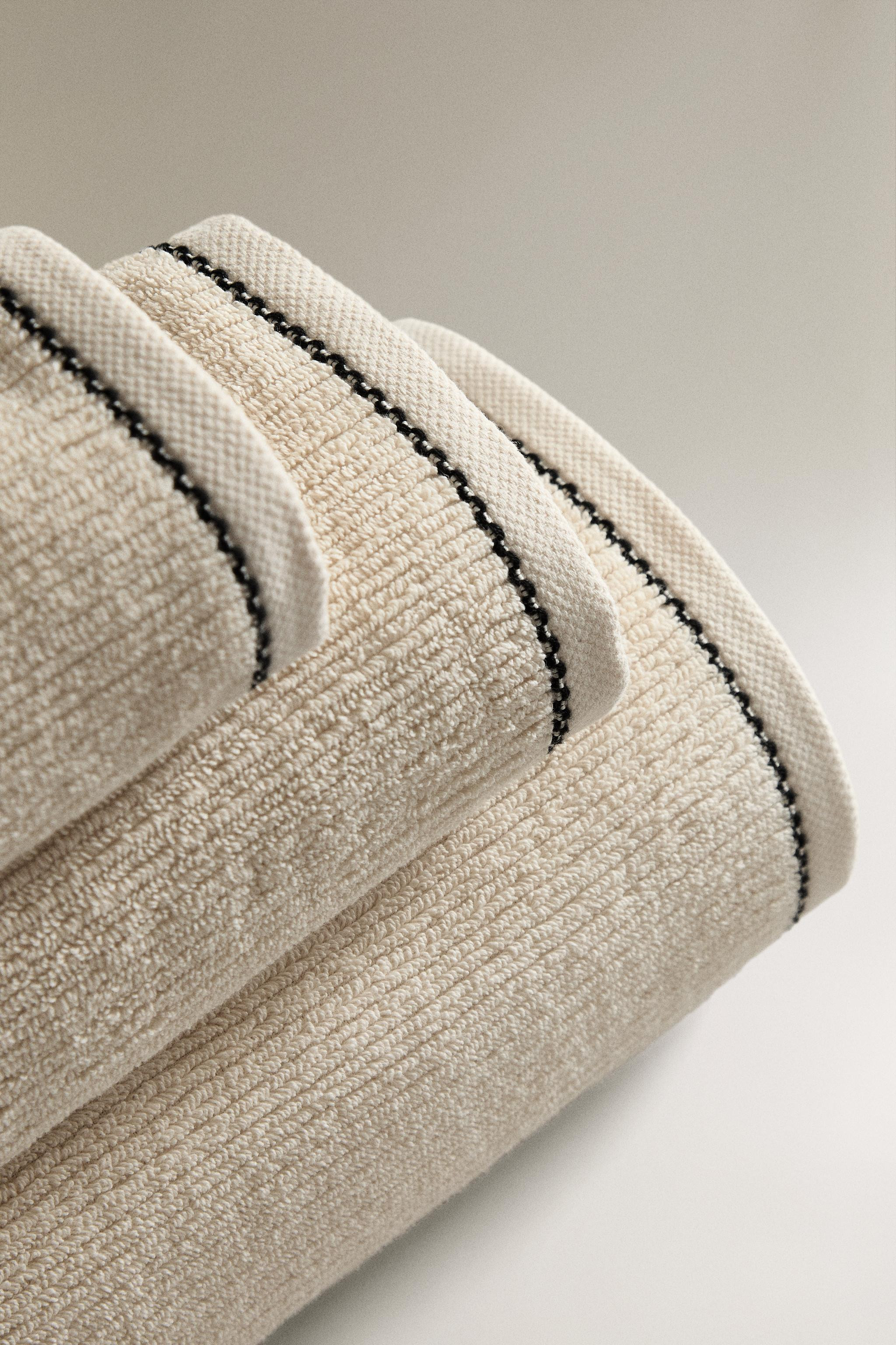 BATH TOWEL WITH TOPSTITCHING | Zara US