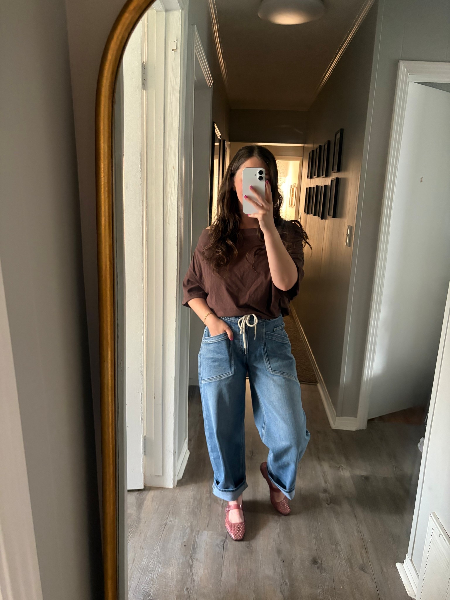 The BEST (chefs kiss) off the shoulder tshirt. 
#widelegjeans #baggyjeans #drawstringjeans #jellyflats