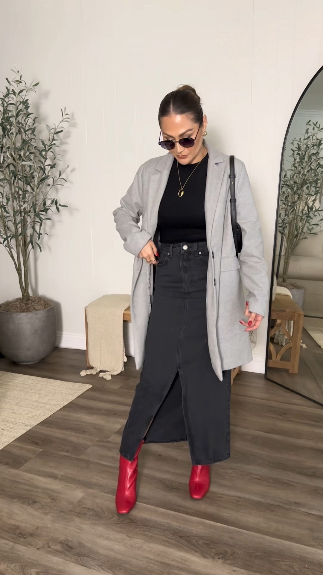 Styling the viral seamless tees by @pumiey.us 
Which look is your fav?  These tops are incredibly soft and are double lined so even the white one is not see through! I’m wearing a size smalll but they come in several sizes with tons of color options. Plus they are super affordable! 

#LTKMostLoved #LTKU #LTKstyletip