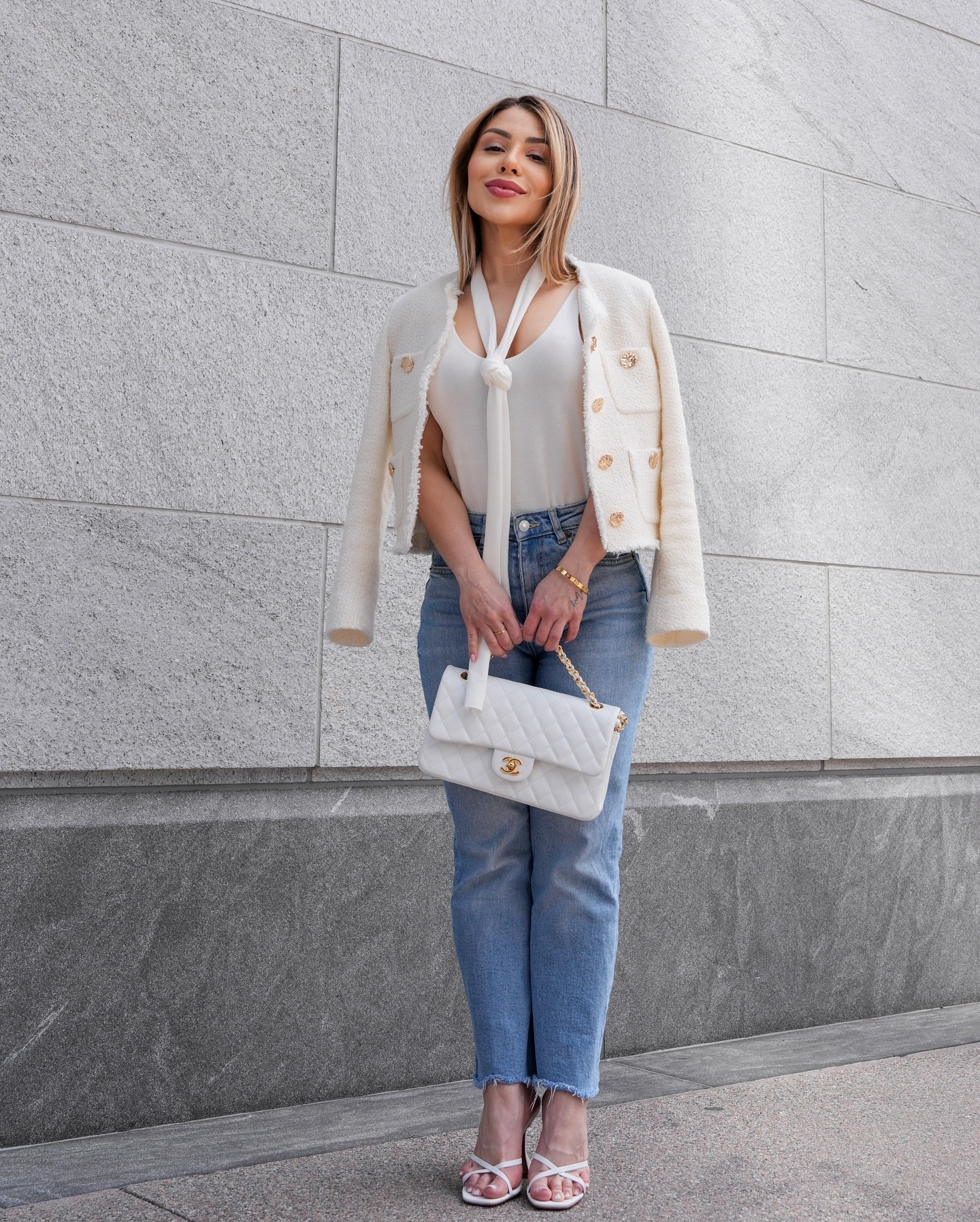 Spring in the city!!! 🫶🏻 If you’ve been following me for a while, you might have noticed my passion for whites, off-whites, neutrals, and a timeless, classy style.

I truly believe in building a wardrobe with elegant pieces that never go out of fashion — but always with a touch of modern details!

Like this stunning tank top from @arakii.official , featuring a mini scarf that instantly makes the look feel even more luxurious and subtly sexy! 

👉🏻 If you’re a neutral lover like me, say hiiii in the comments! 🤍✨