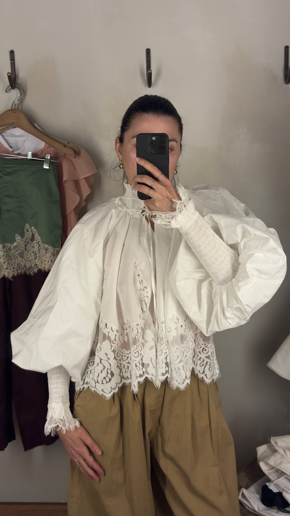 when anthro gives zimmermann >>> wearing a size small in the mare mare lace inset long sleeve blouse

100% cotton

#anthropologie #maremare #zimmermann #whiteblouse #cottonblouse #balloonsleeves #medievalcore

#LTKootd #LTKTravel