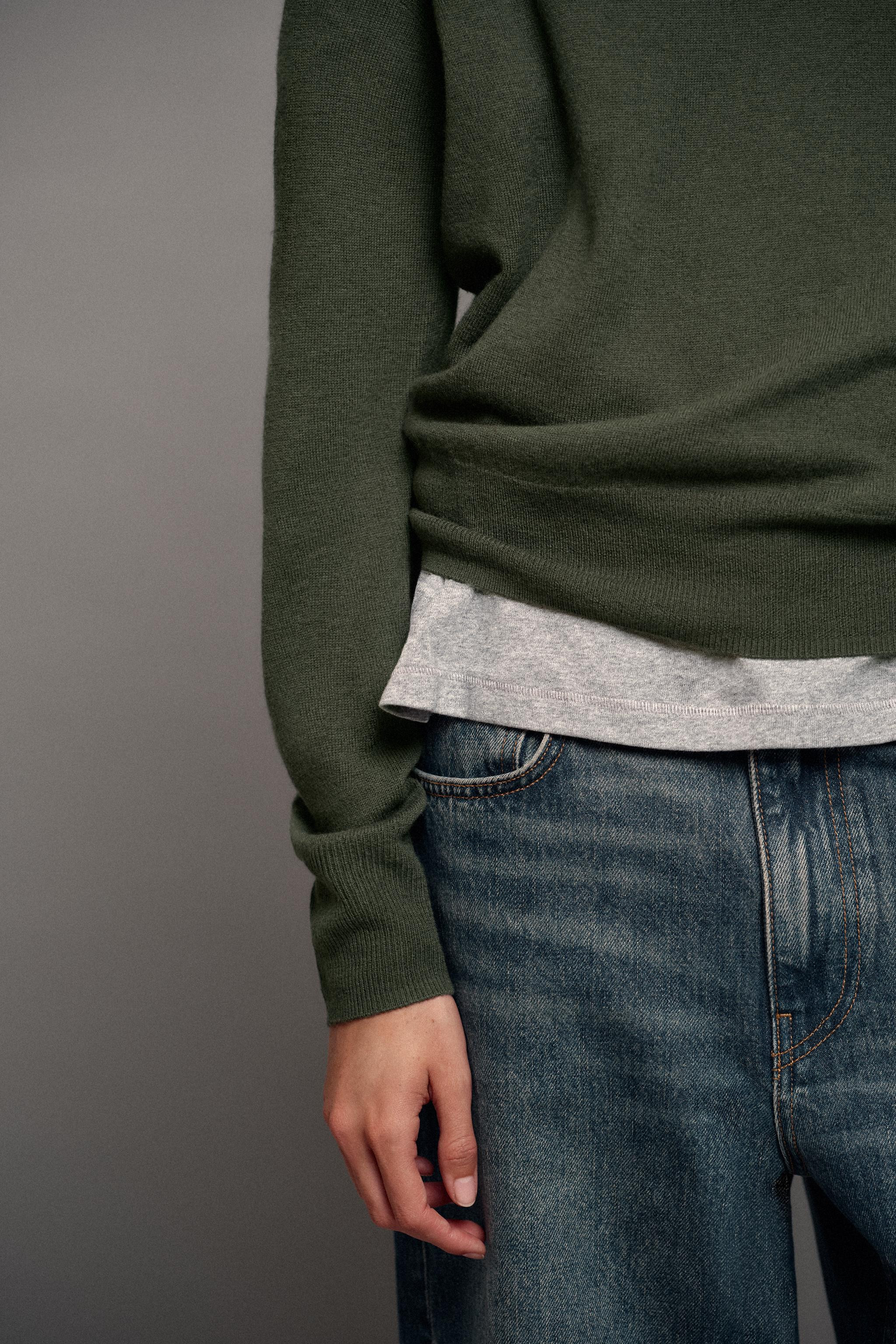 Einfarbiger Pullover aus 100 % Wolle. Mit V-Ausschnitt und langen \u00c4rmeln. Gerippte Abschl\u0... | Zara DE