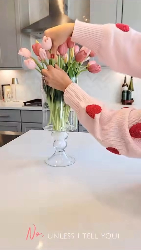 These tulips feel real, never wilt, and come in several colors 🌷 Perfect for Valentines and Spring home decor. Limited stock.

#valentineshomedecor #foryoupage #amazonfinds #homedecor #galentinesdinner