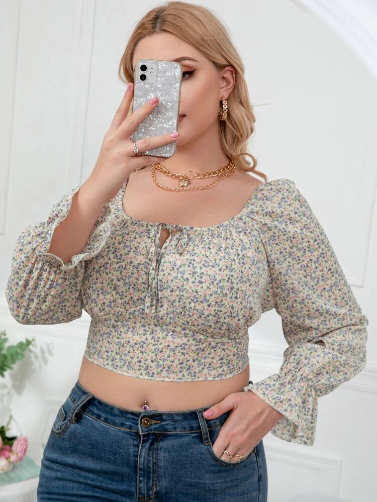Plus Ditsy Floral Tie Neck Flounce Sleeve Crop Blouse | SHEIN