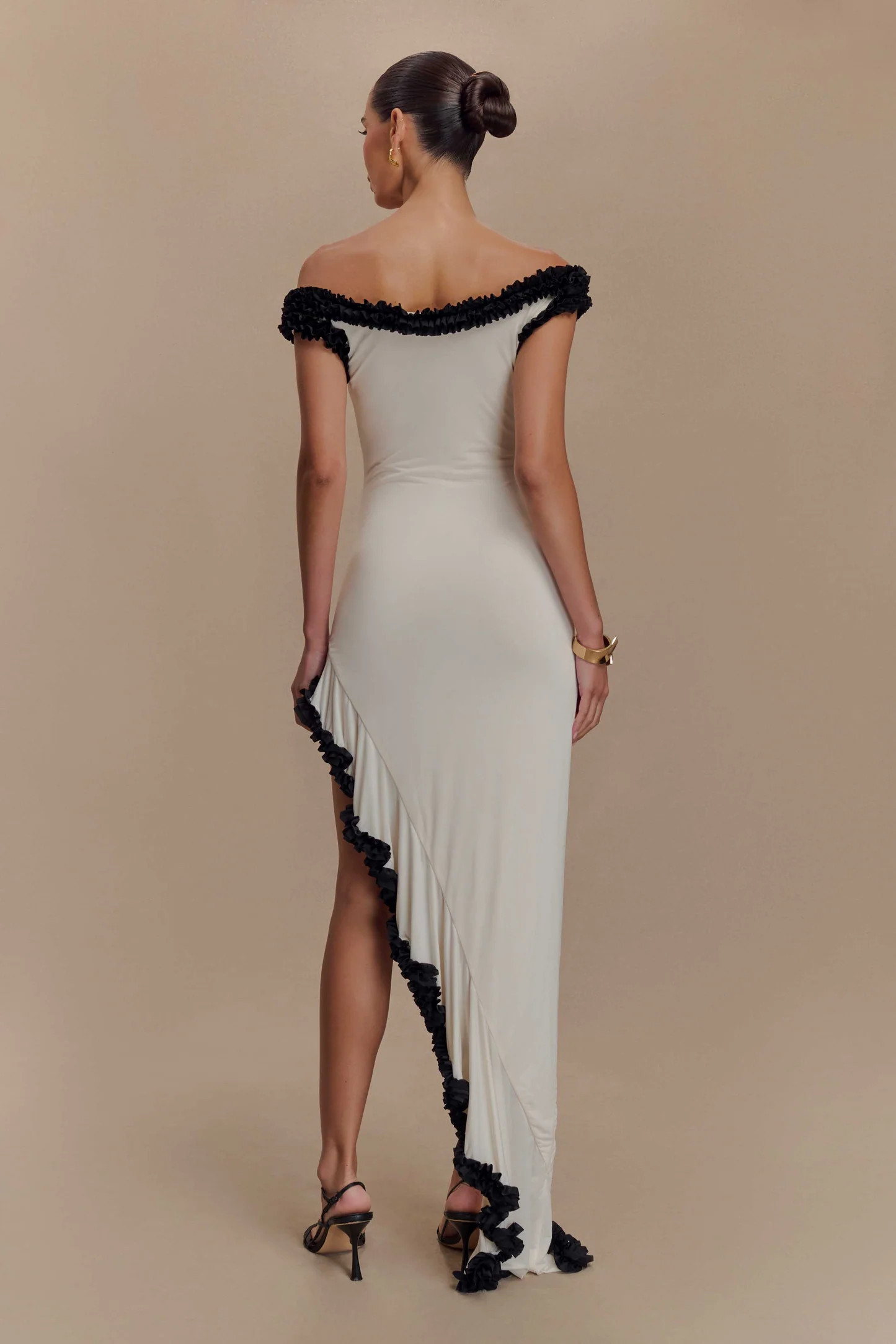 Arielle Off Shoulder Ruffle Midi Dress - Ivory/Black | MESHKI US