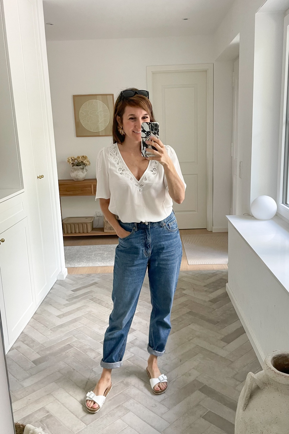 Mein heutiges casual chic Outfit - ich liebe die luftige Seidenbluse (trage Größe S) mit der gemütlichen Mom Jeans (trage Größe 36)! Die weißen Birkenstock Schuhe sind auch besonders schön weil sie nur eine Schnalle haben statt wie üblich zwei 👍🏻

#LTKeurope #LTKsummer #LTKdeutschland
