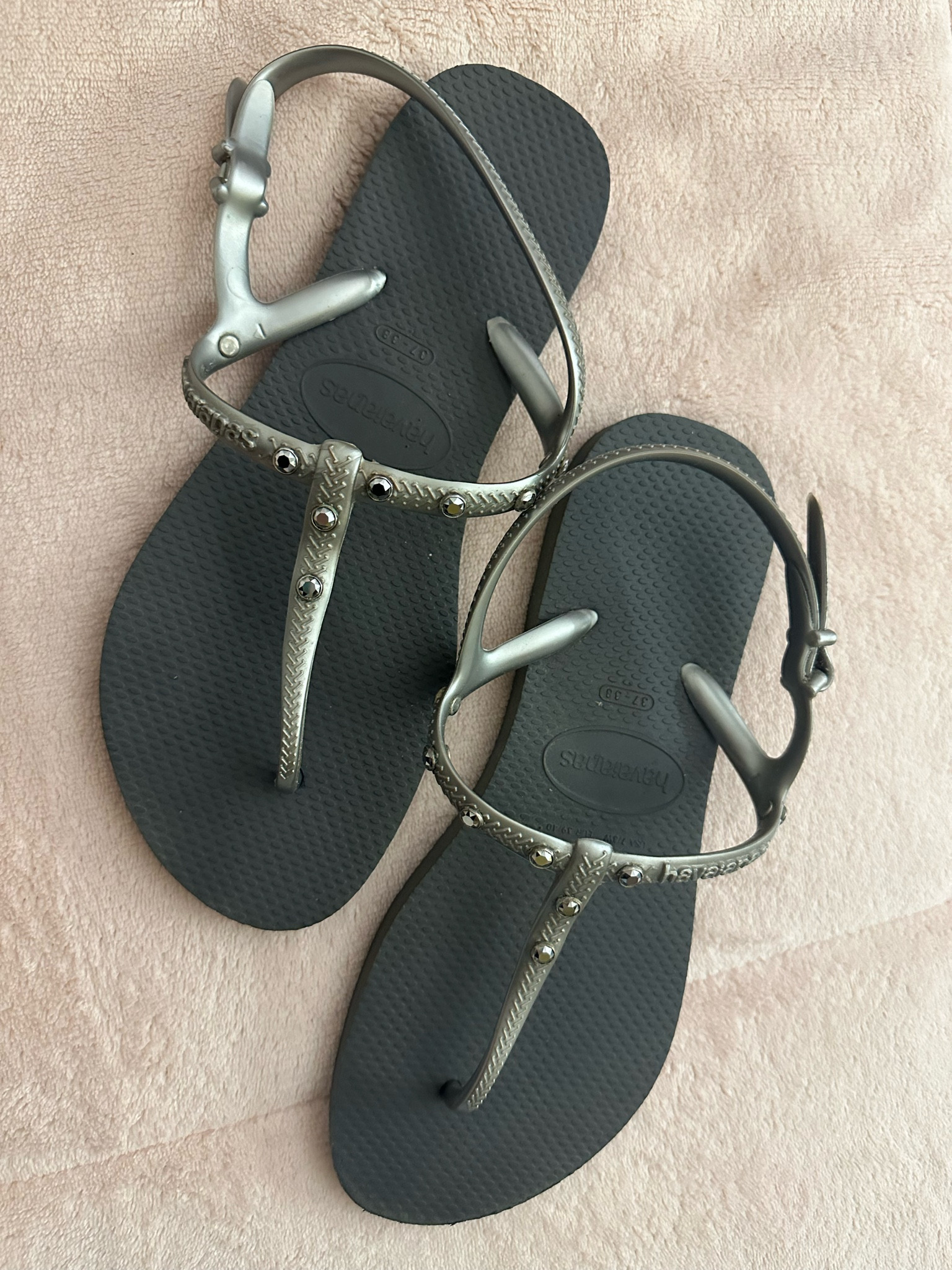 Por falar em havaianas cara no exterior, uso as minhas que foi uma collab com a Swarovski pra ostentar muito no exterior 😂 e me aguardem até eu conseguir a com a Dolce & Gabanna 

#LTKbrasil #LTKshoes #LTKtravel